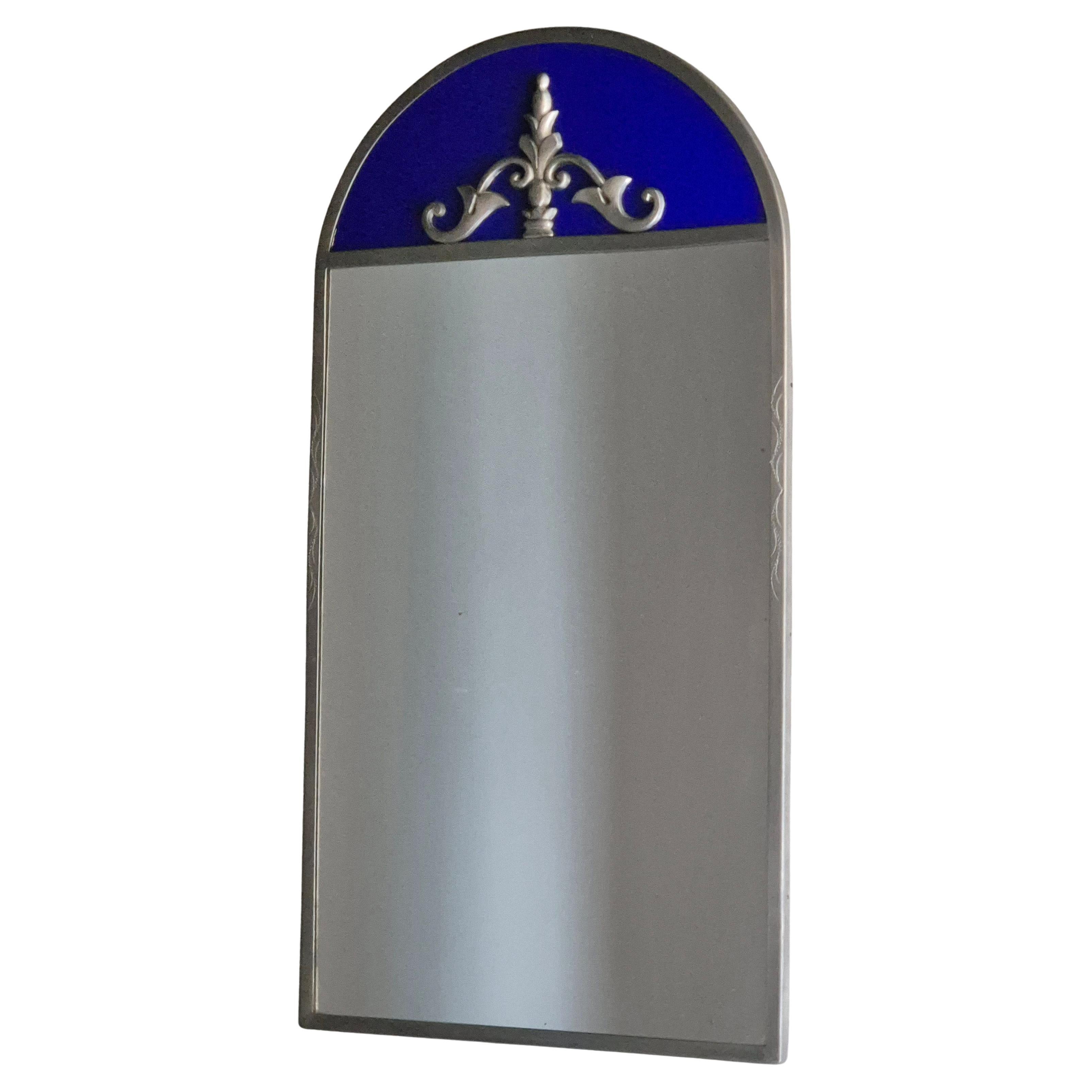 Swedish Grace, specchio decorativo da parete, cornice in peltro e vetro blu.