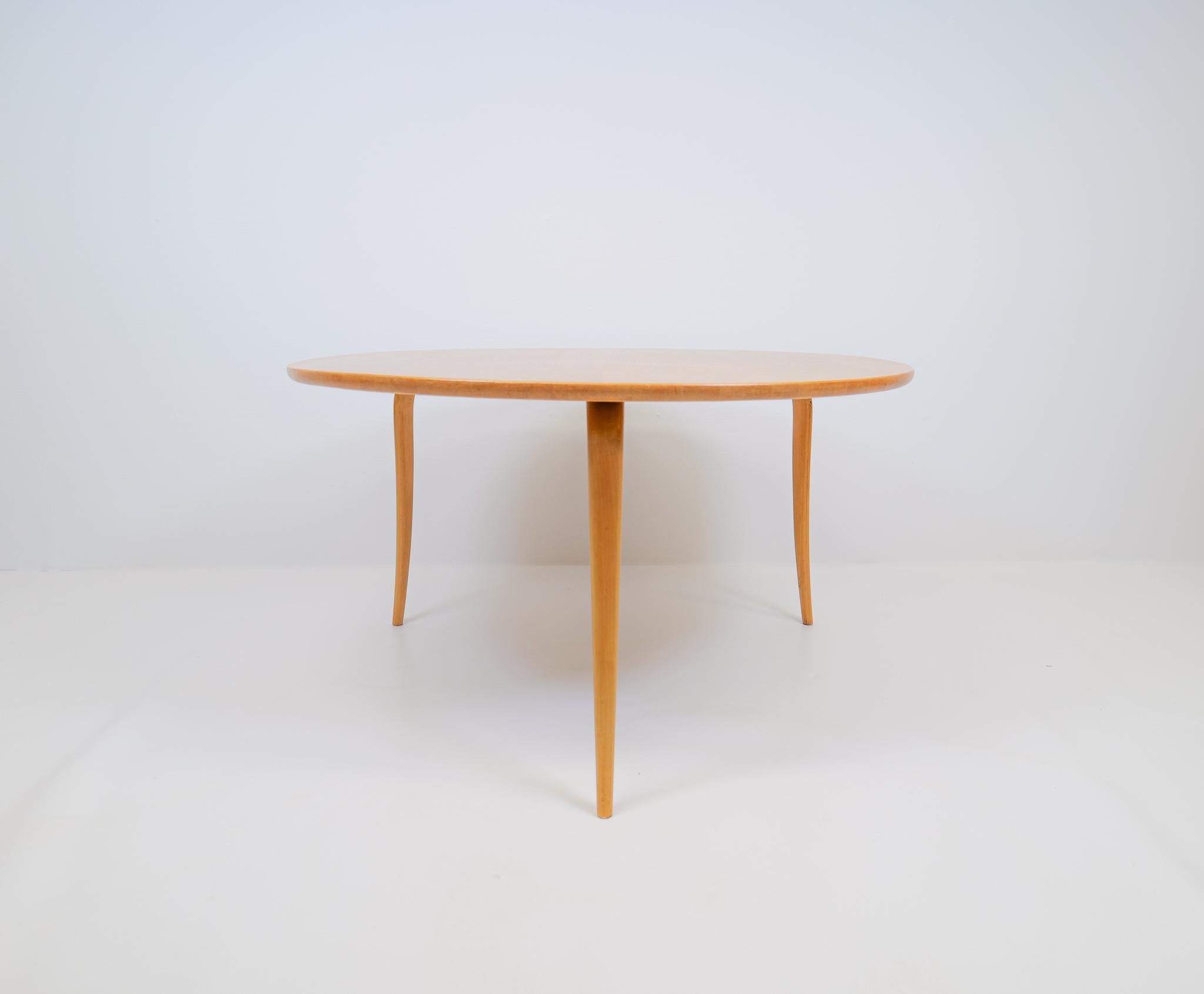 Großer Couchtisch Annika aus früher Produktion von Bruno Mathsson für die Firma Karl Mathsson. Dieser Tisch wurde 1936 von Bruno entworfen und 1937 von der Firma Karl Mathsson hergestellt. Ein wunderbares Stück schwedischer Designgeschichte. Diese