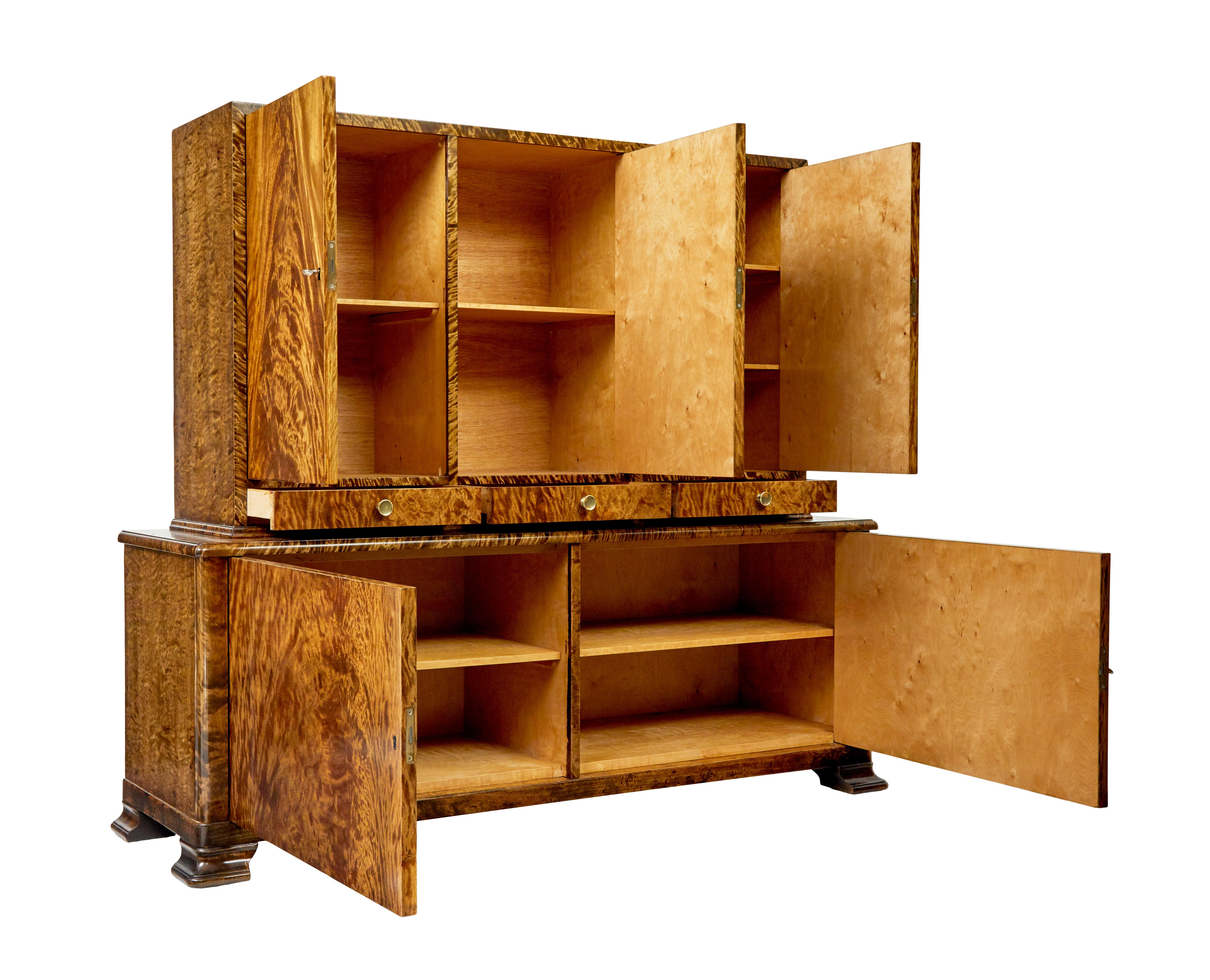 Schwedische Mitte des Jahrhunderts Flamme Birke Gnade Schrank circa 1930.

Ein schönes Beispiel für die schwedische Anmutung Möbel, die neben der Art Deco Periode laufen.

Wunderschönes Finish aus Wurzelholz- und Flammenbirkenfurnier.  Bestehend aus