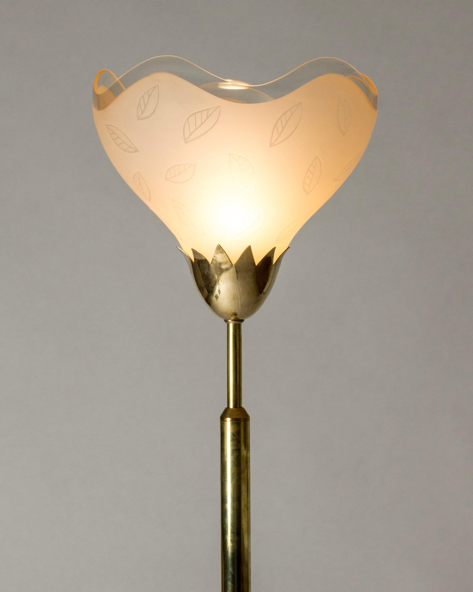 Swedish Grace Floor lamp, brass and glass, Orrefors, Sweden, 1940s In Good Condition For Sale In Stockholm, SE