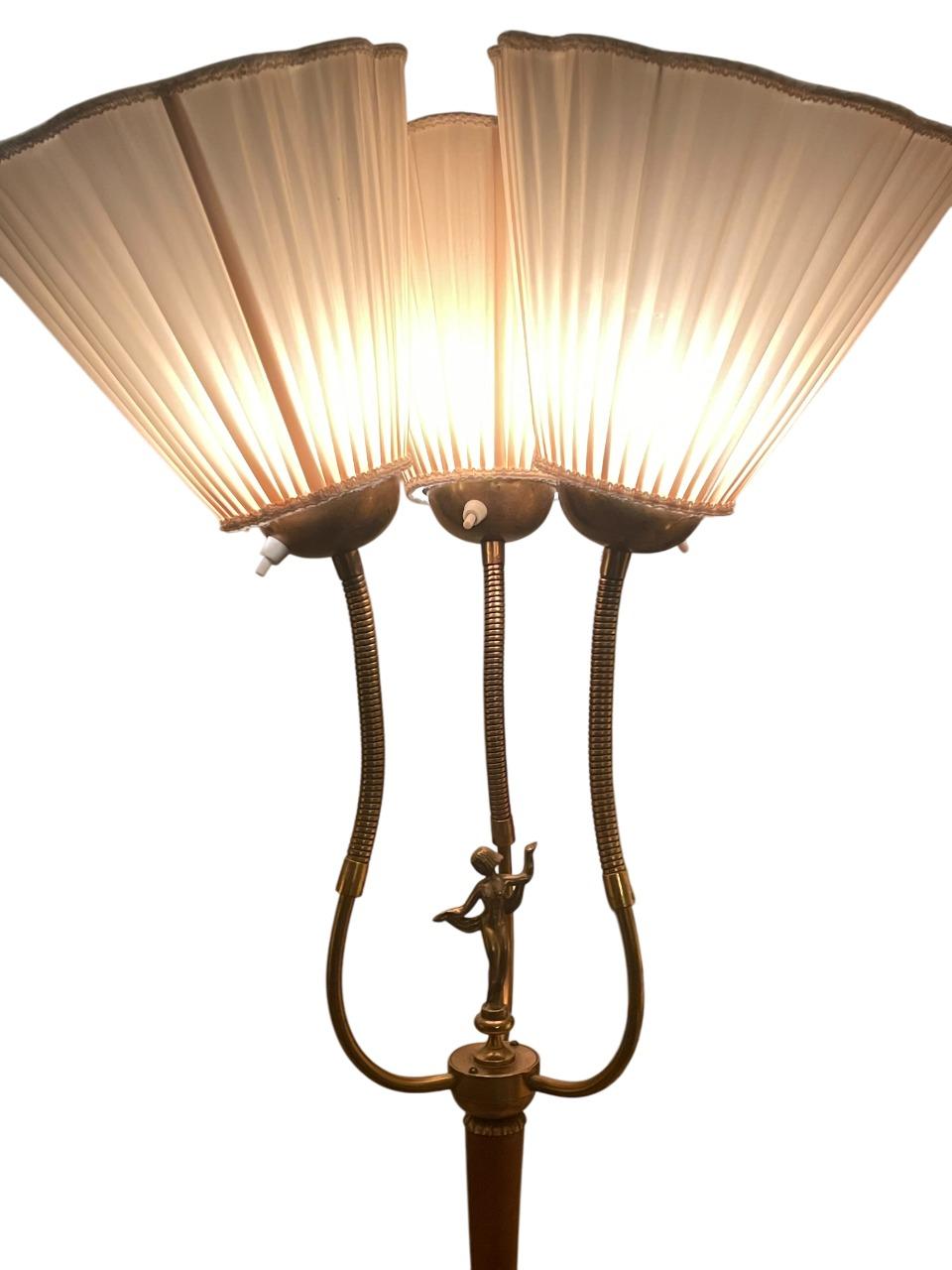 Mid-Century Swedish Floor Lamp with Silk Shades and Brass Detail, 1930s In Good Condition For Sale In Stockholm, SE