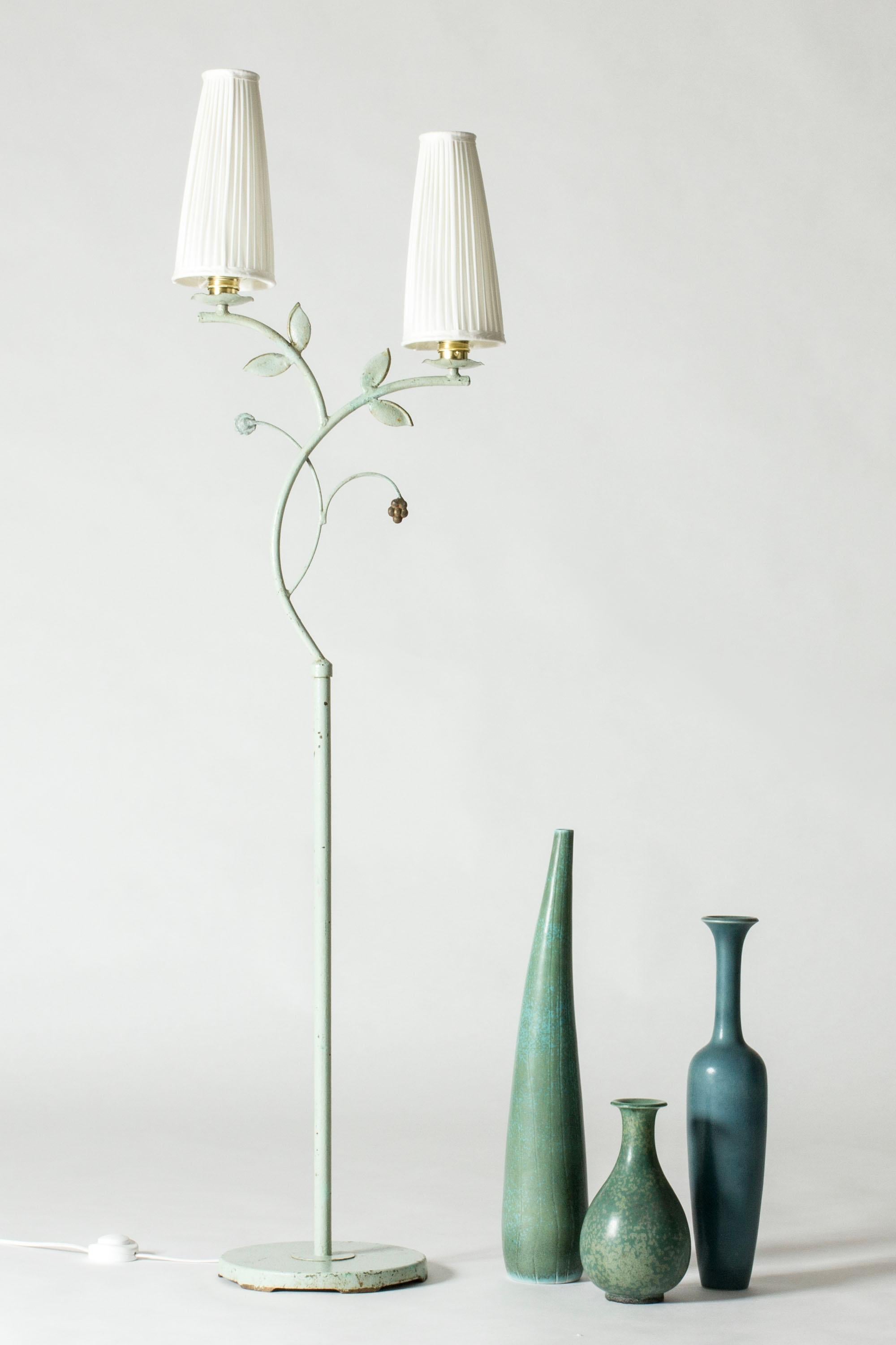Preciosa lámpara de pie Grace sueca de Bjerkås Armatur, de metal lacado en verde pálido con algo de pátina. Decorado con hojas y flores.