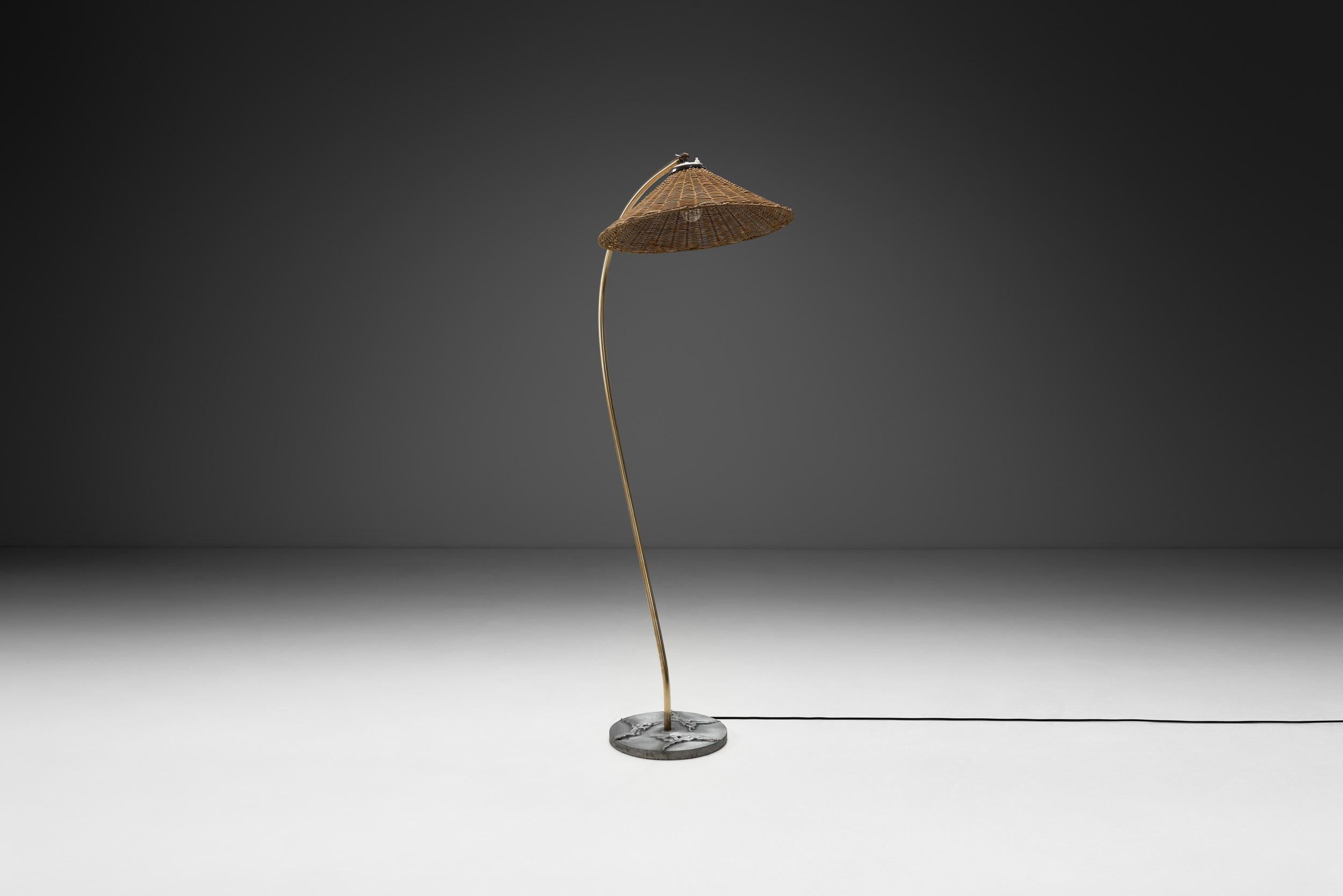 Art déco Lampadaire Grace suédois avec antilopes décoratives sur la base, Suède, années 1930 en vente