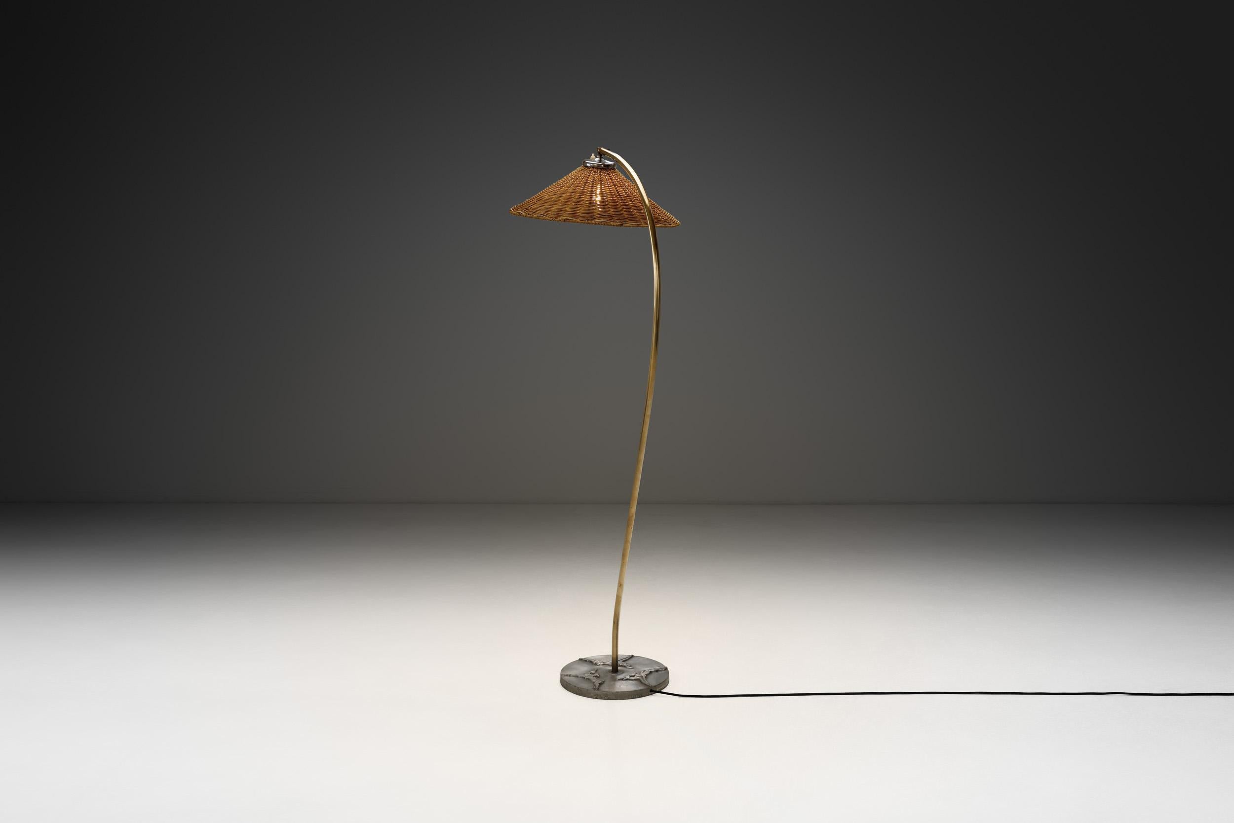 Suédois Lampadaire Grace suédois avec antilopes décoratives sur la base, Suède, années 1930 en vente