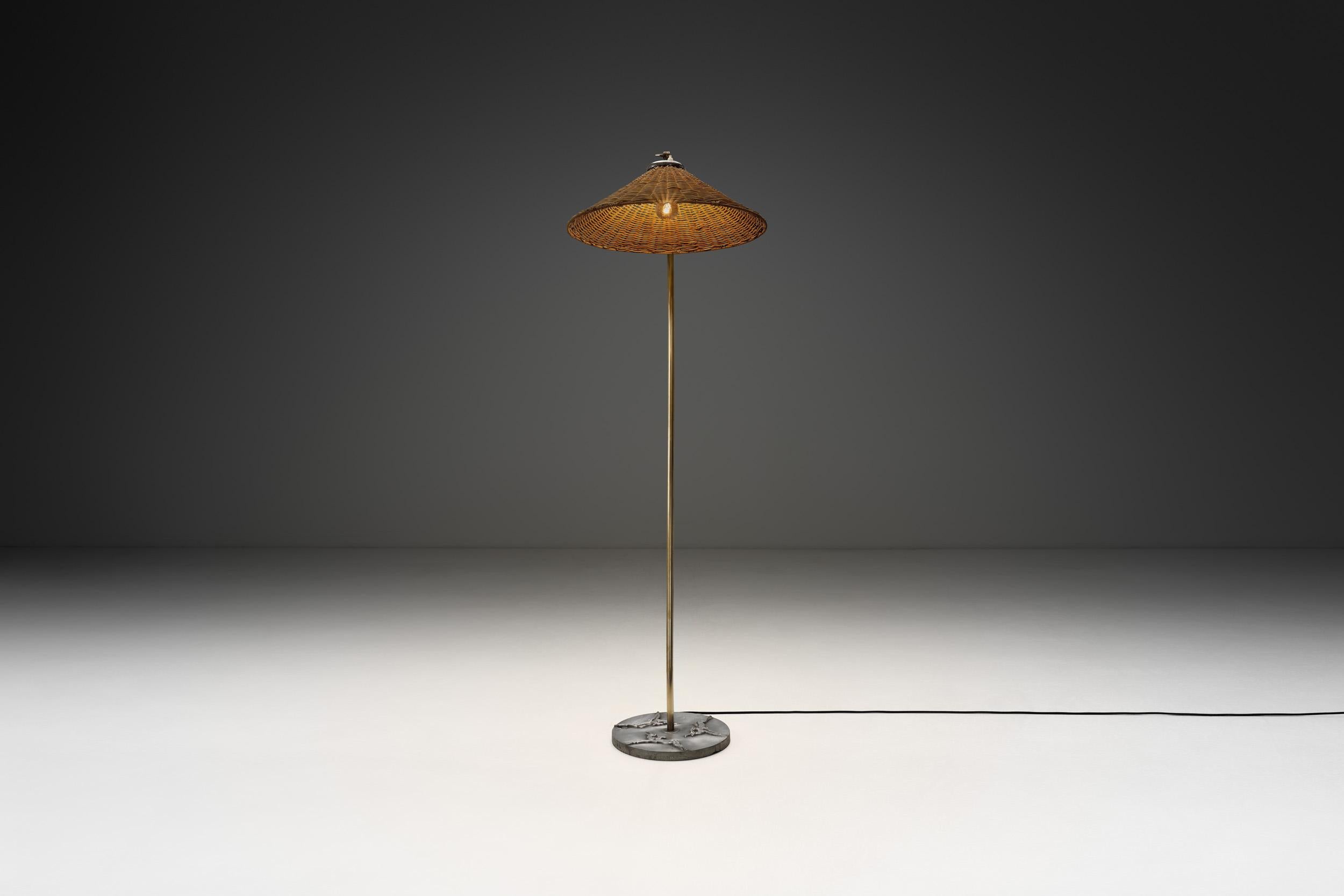 Milieu du XXe siècle Lampadaire Grace suédois avec antilopes décoratives sur la base, Suède, années 1930 en vente