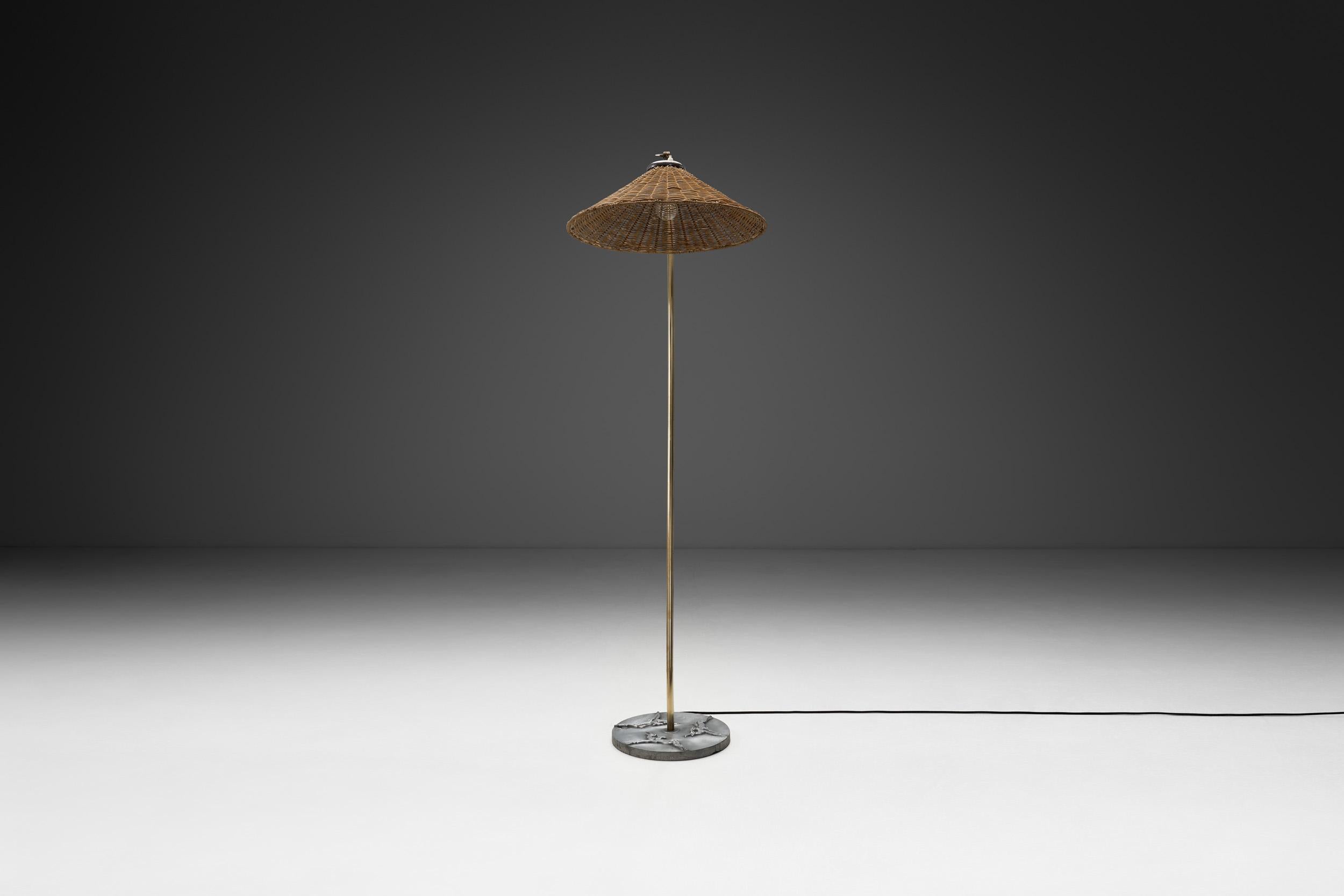 Laiton Lampadaire Grace suédois avec antilopes décoratives sur la base, Suède, années 1930 en vente