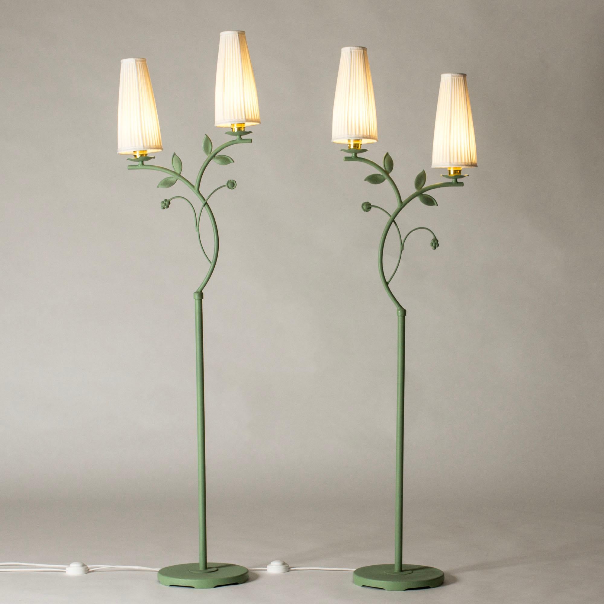 Schöne schwedische Grace Stehlampen von Bjerkås Armatur, hergestellt aus oxidiertem, kupfergrün lackiertem Metall. Verziert mit Blättern und Blumen. Verheiratetes Paar, leichte Unterschiede in der Körpergröße.