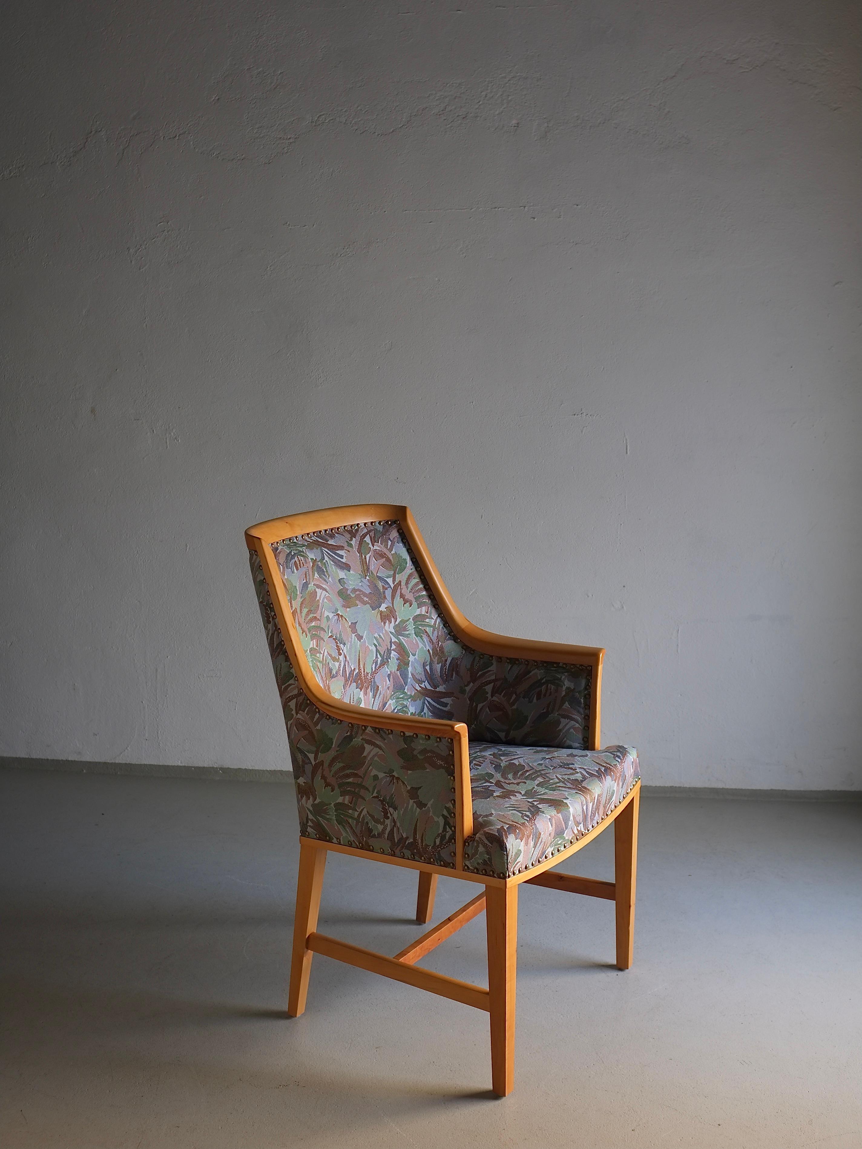 Sillón sueco de época Grace con armazón de madera de abedul. Tiene unas bonitas líneas curvas, y el diseño me recuerda a las sillas de Nordiska Kompaniet.