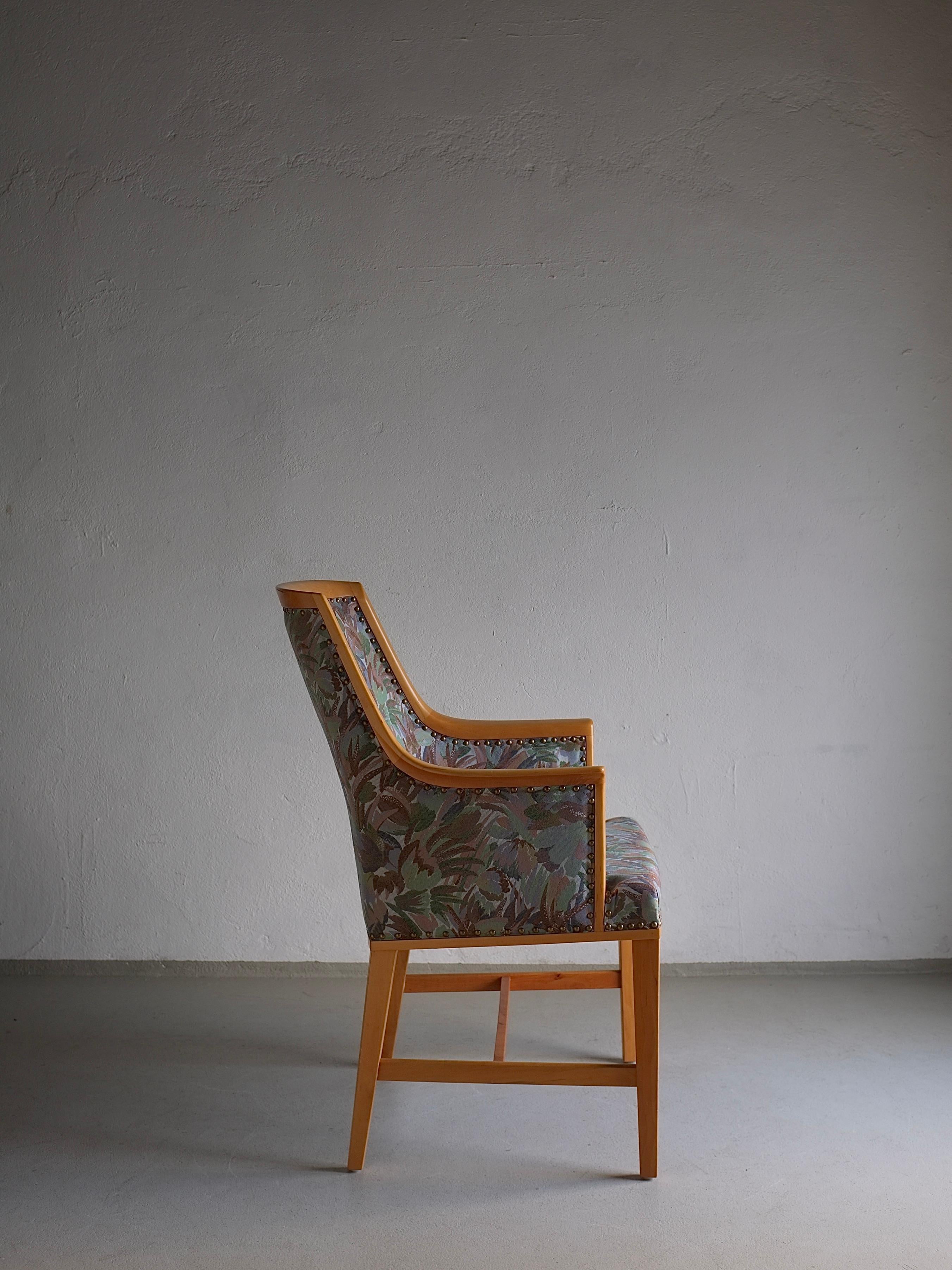 Sillón Sueco Grace Floral Madera de Abedul mediados del siglo XX en venta