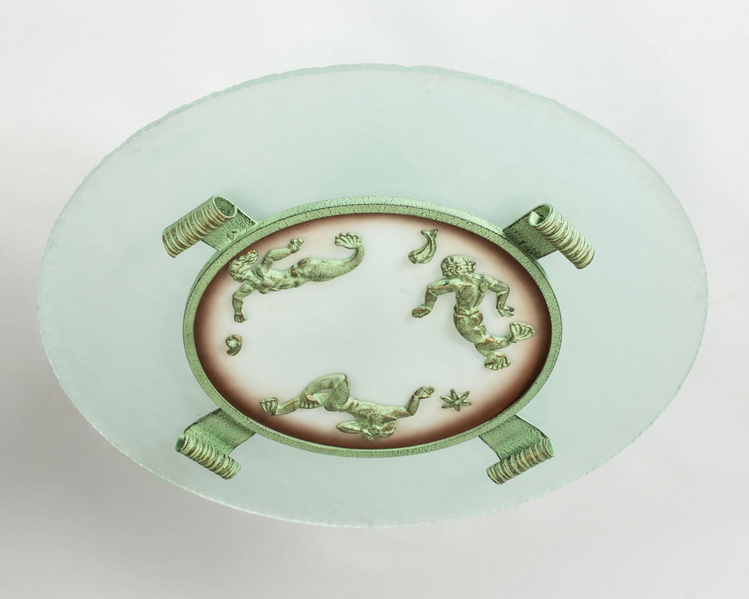 Preciosa y gran lámpara de techo empotrada Grace sueca de Bjerkås Armatur, fabricada con una esfera de vidrio esmerilado. Decorada con estrellas de mar y sirenas en bronce teñido de verde.