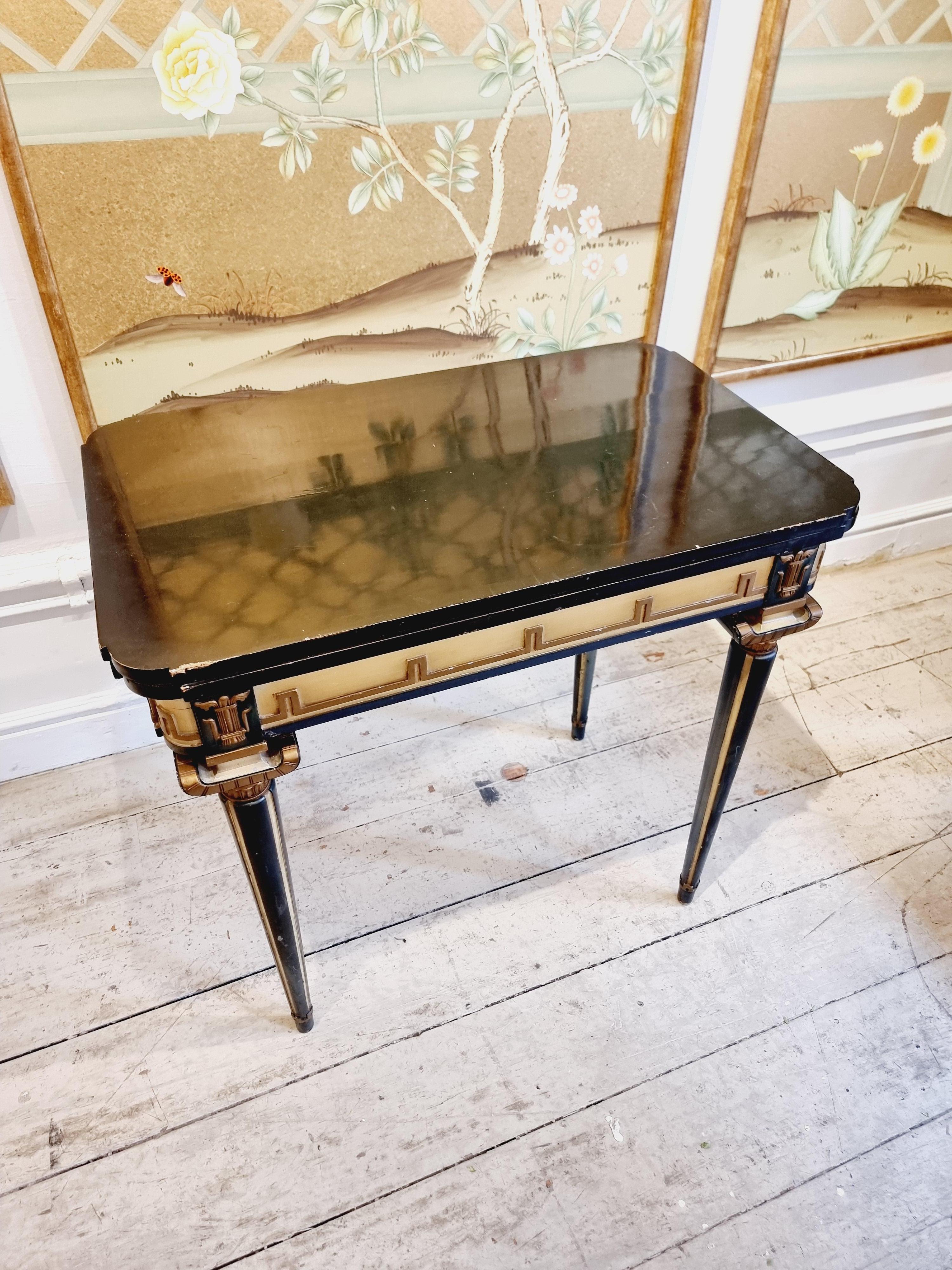 Painted Swedish grace, game table with decor of meander in relief, 1920/30s.  For Sale