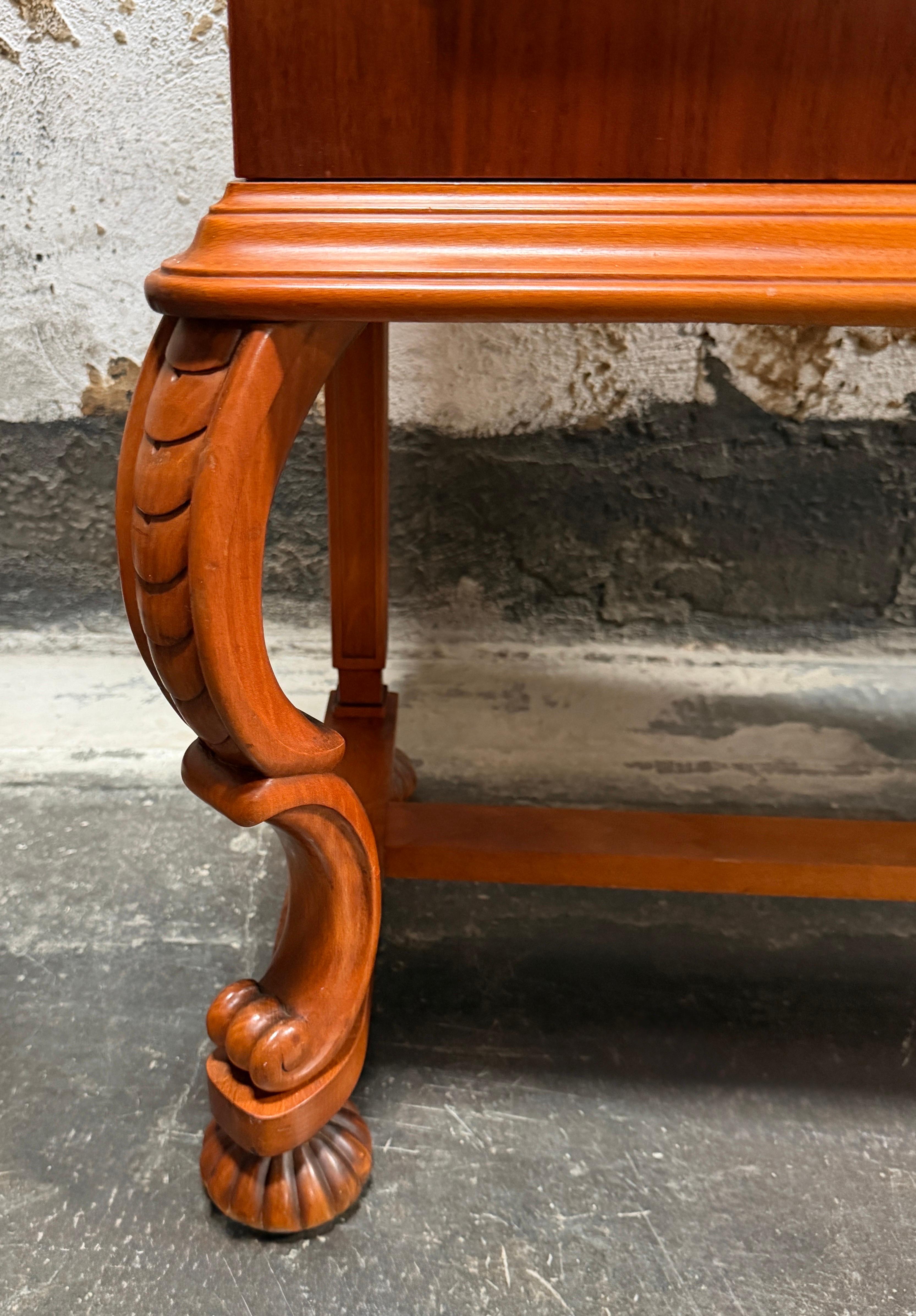 Gracia sueca Tallada a mano Antiguo mueble bar o de almacenaje Art Decó de los años 20 en venta 3