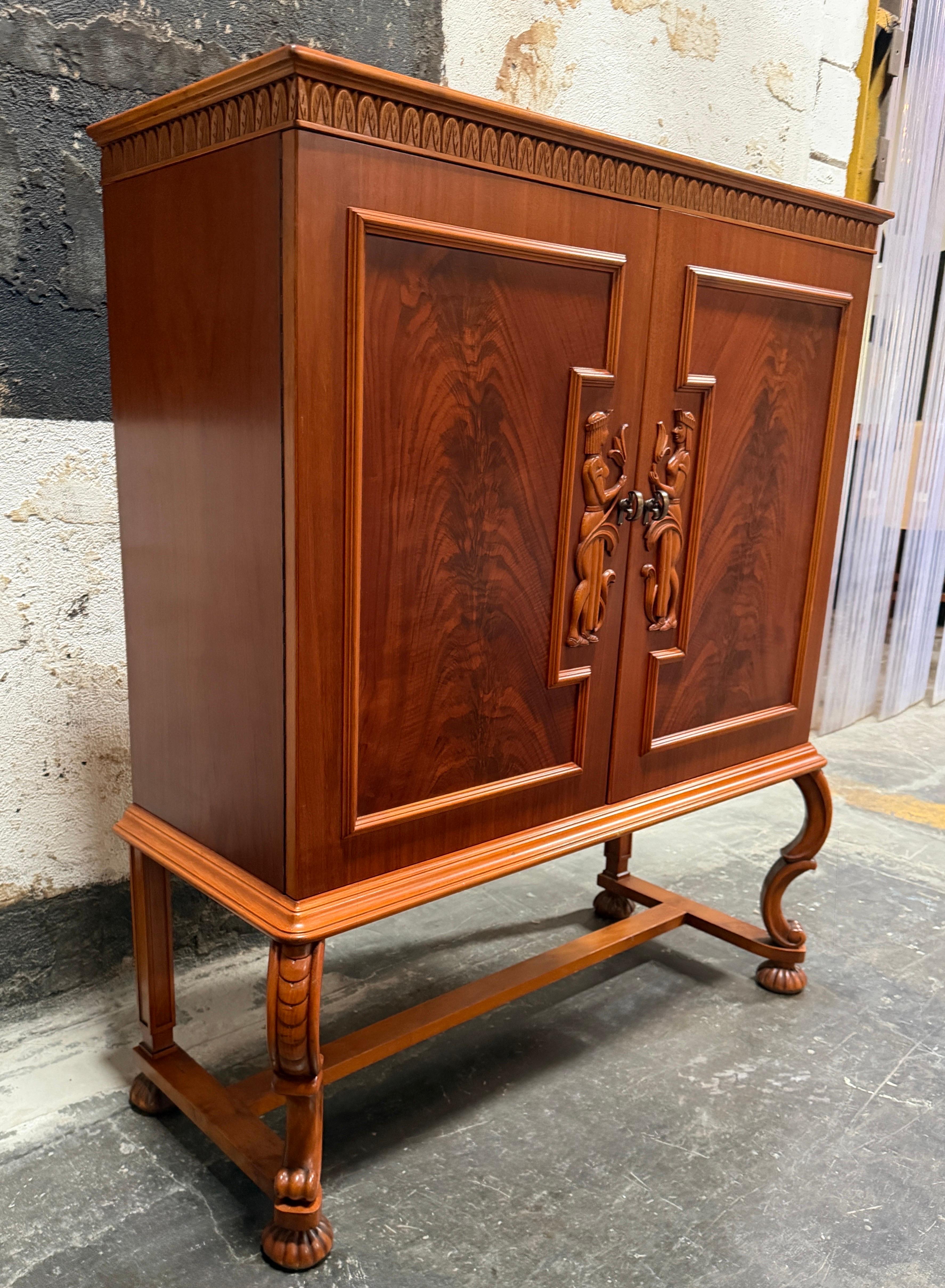 Una pieza rara y excepcional del mueble sueco Grace, fabricado a mano en Suecia en la década de 1920.  Atribuido al famoso diseñador de muebles Otto Schulz de Boet, este mueble muestra el sofisticado estilo Grace sueco, un importante periodo del