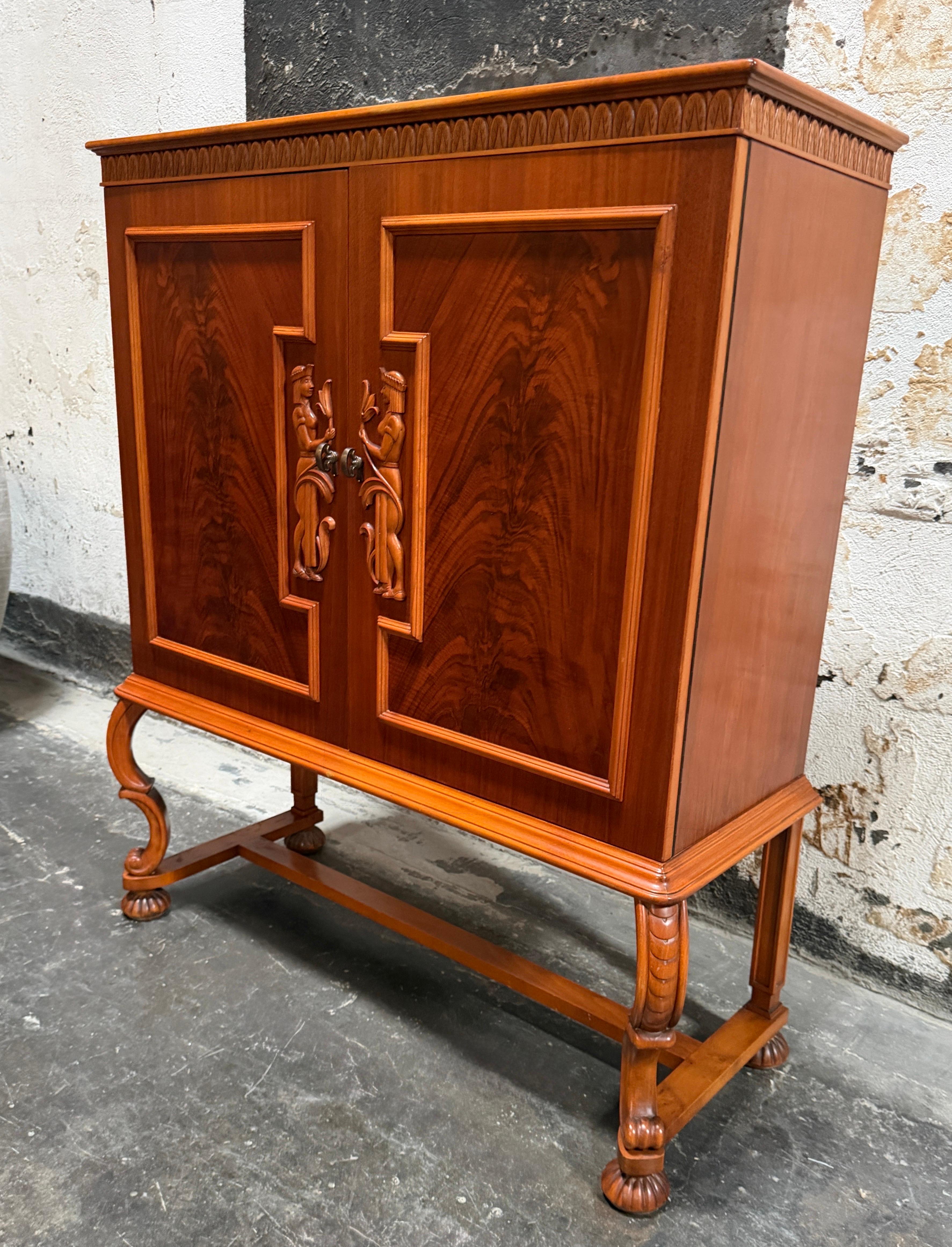 Gracia sueca Tallada a mano Antiguo mueble bar o de almacenaje Art Decó de los años 20 Sueco en venta