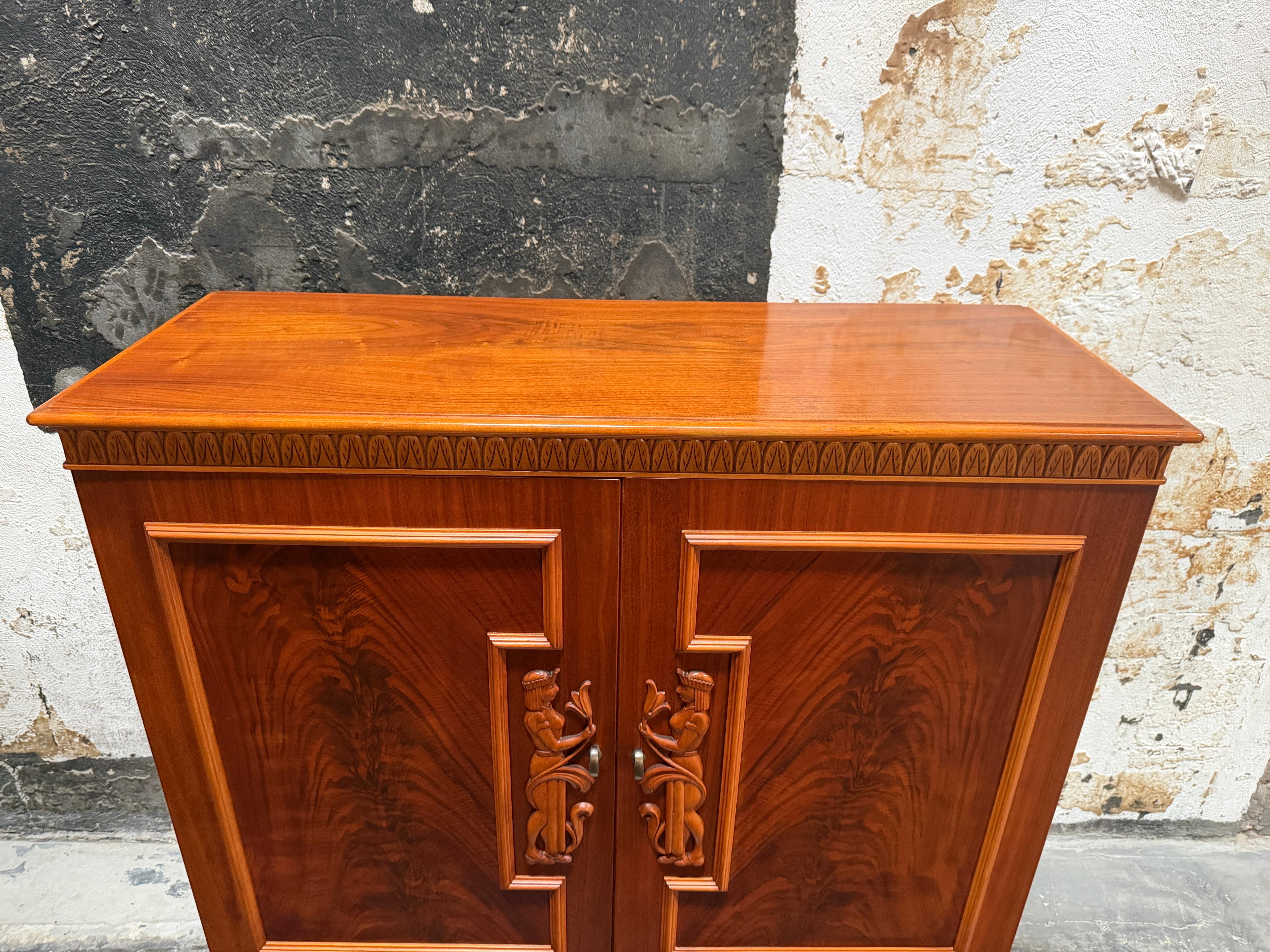 Gracia sueca Tallada a mano Antiguo mueble bar o de almacenaje Art Decó de los años 20 Tallado a mano en venta