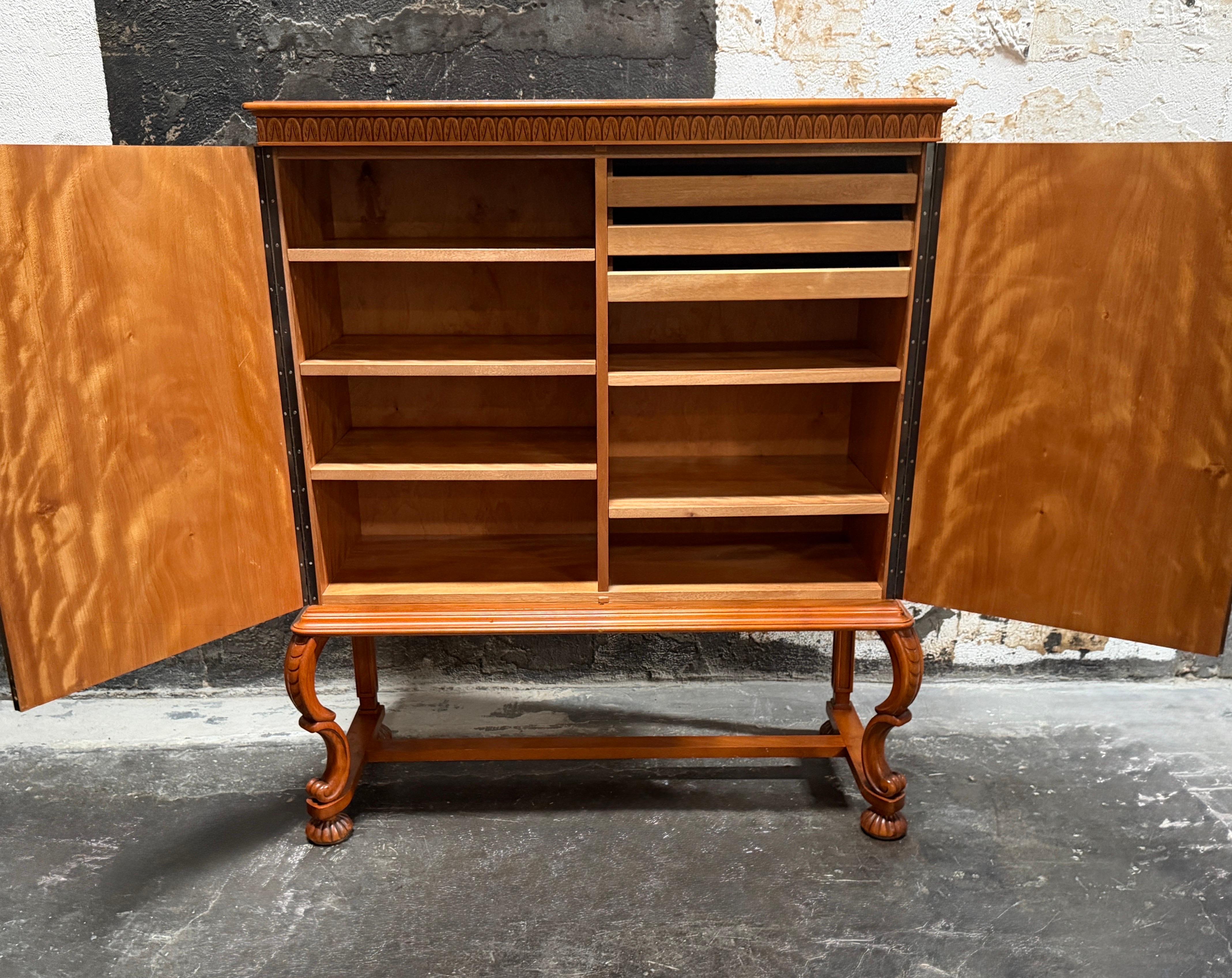 Gracia sueca Tallada a mano Antiguo mueble bar o de almacenaje Art Decó de los años 20 en Bueno estado para la venta en Atlanta, GA