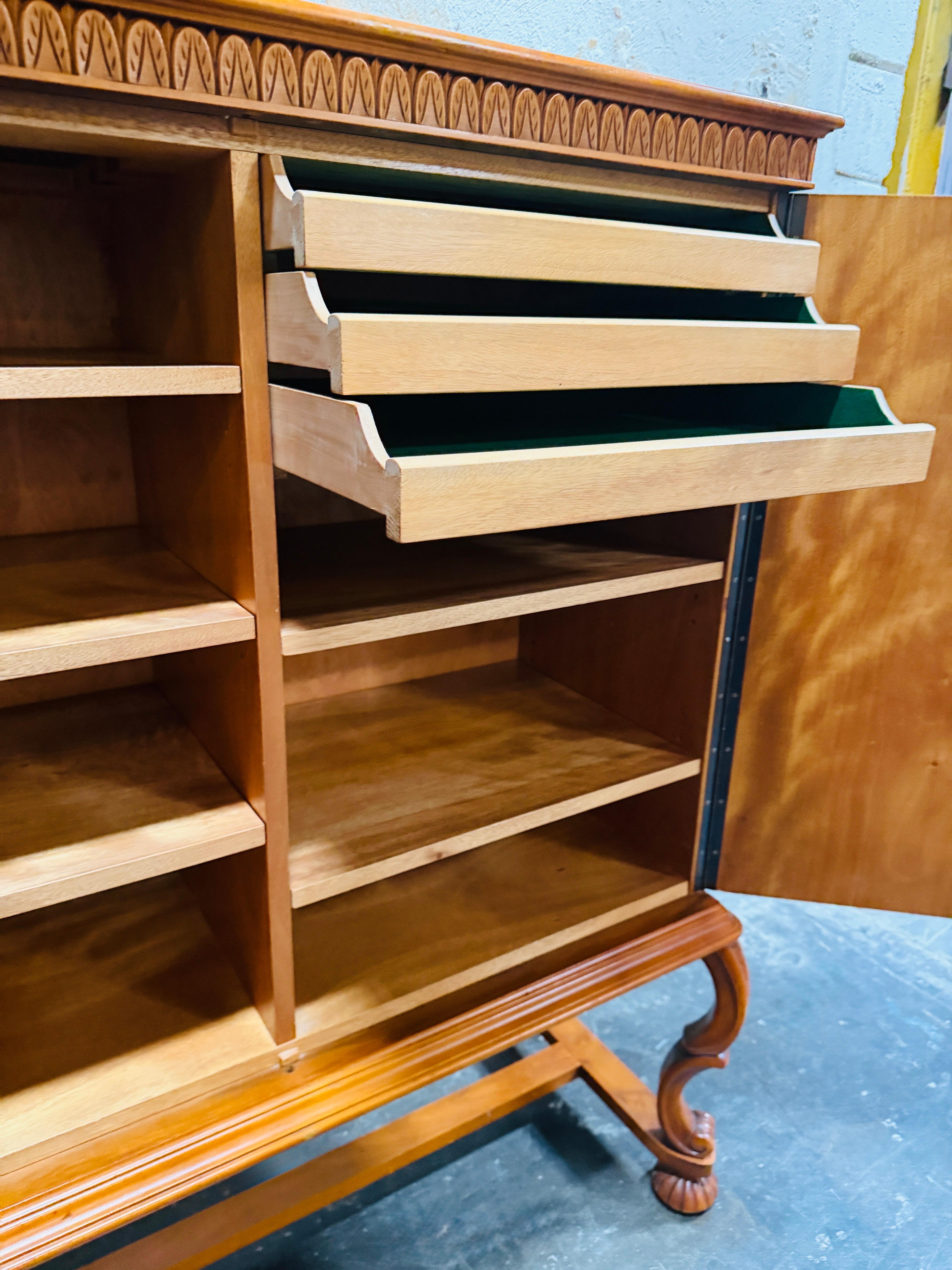 Gracia sueca Tallada a mano Antiguo mueble bar o de almacenaje Art Decó de los años 20 principios del siglo XX en venta