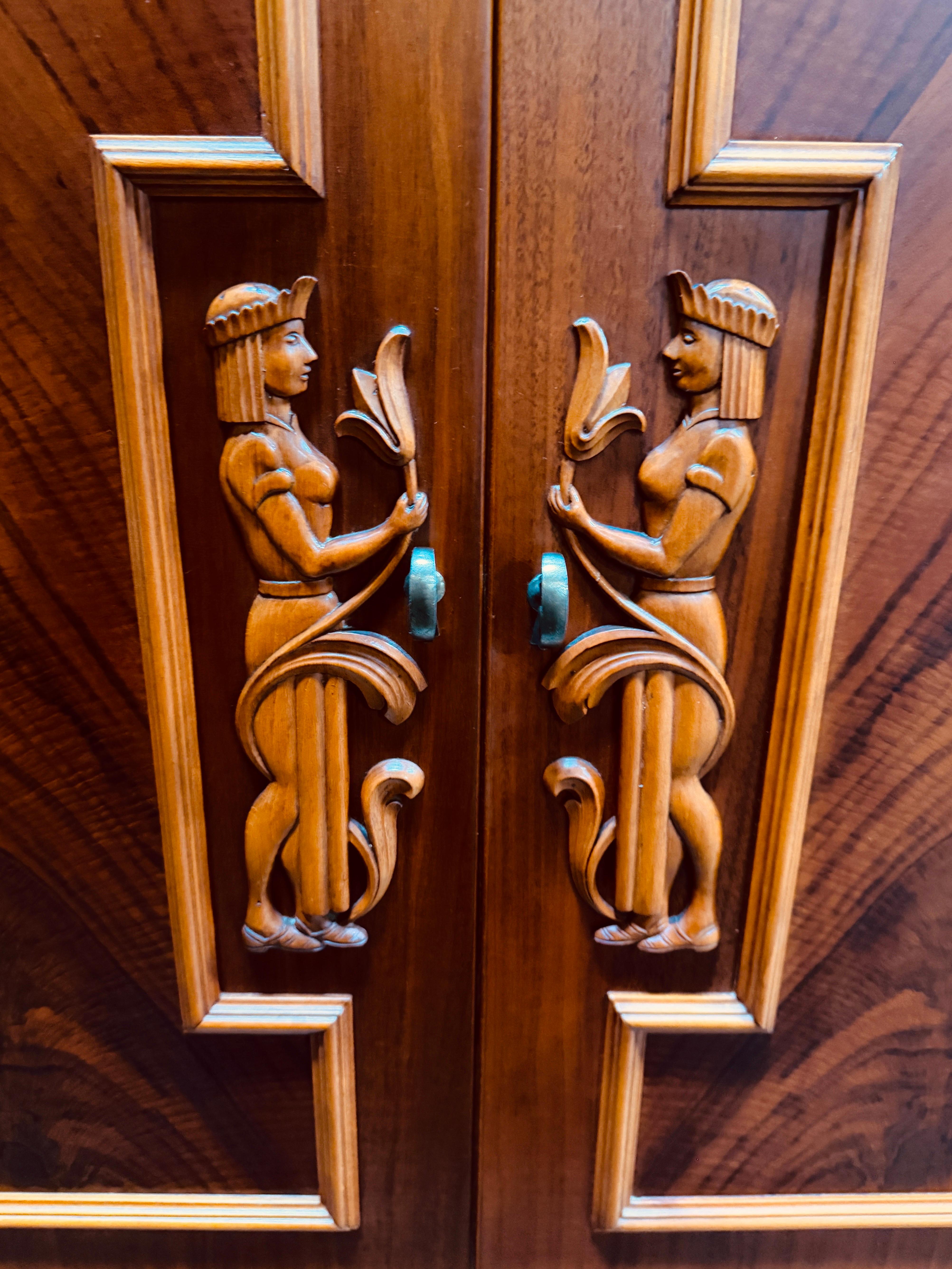 Gracia sueca Tallada a mano Antiguo mueble bar o de almacenaje Art Decó de los años 20 Madera dura en venta