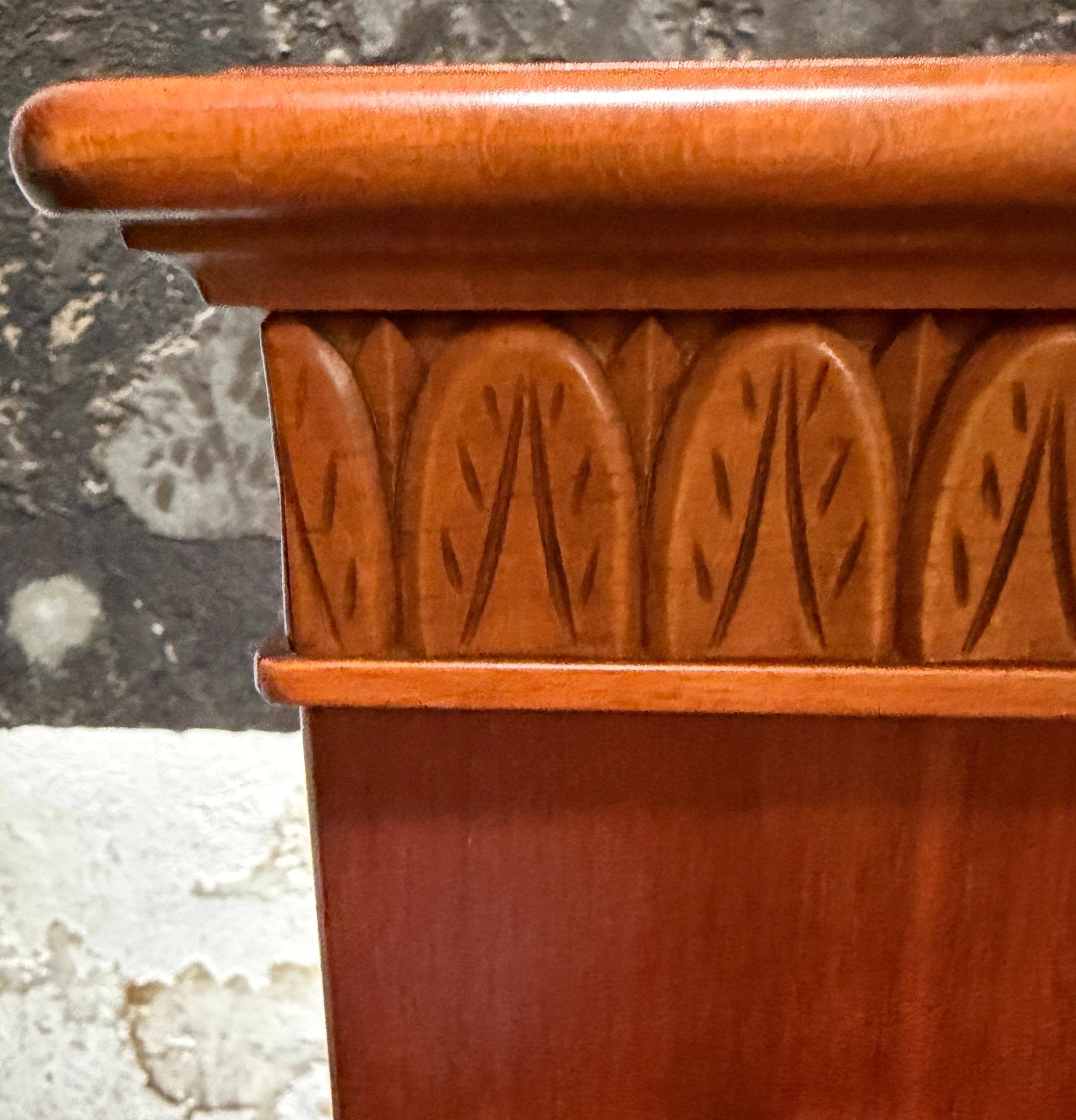 Gracia sueca Tallada a mano Antiguo mueble bar o de almacenaje Art Decó de los años 20 en venta 1