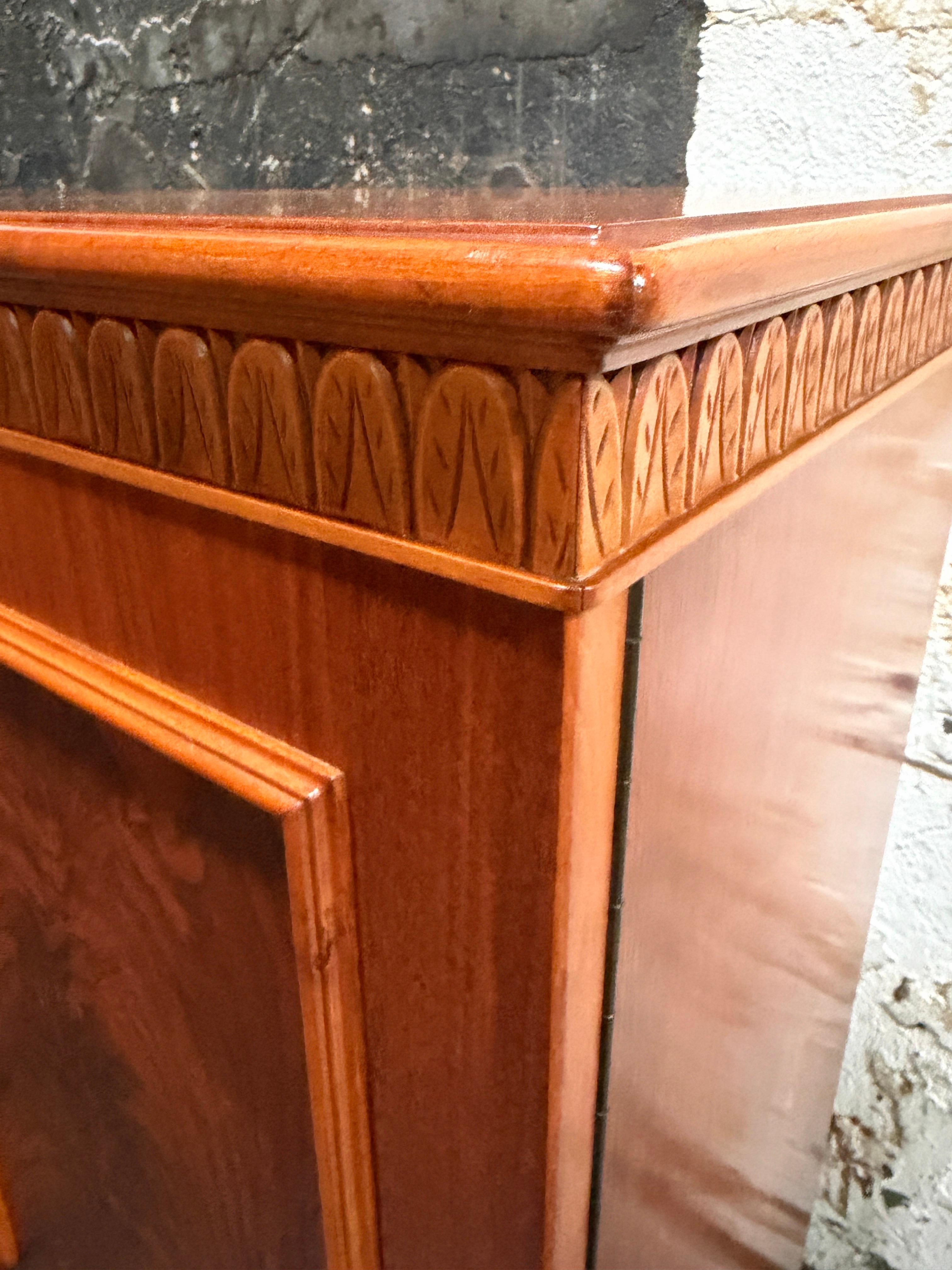 Gracia sueca Tallada a mano Antiguo mueble bar o de almacenaje Art Decó de los años 20 en venta 2