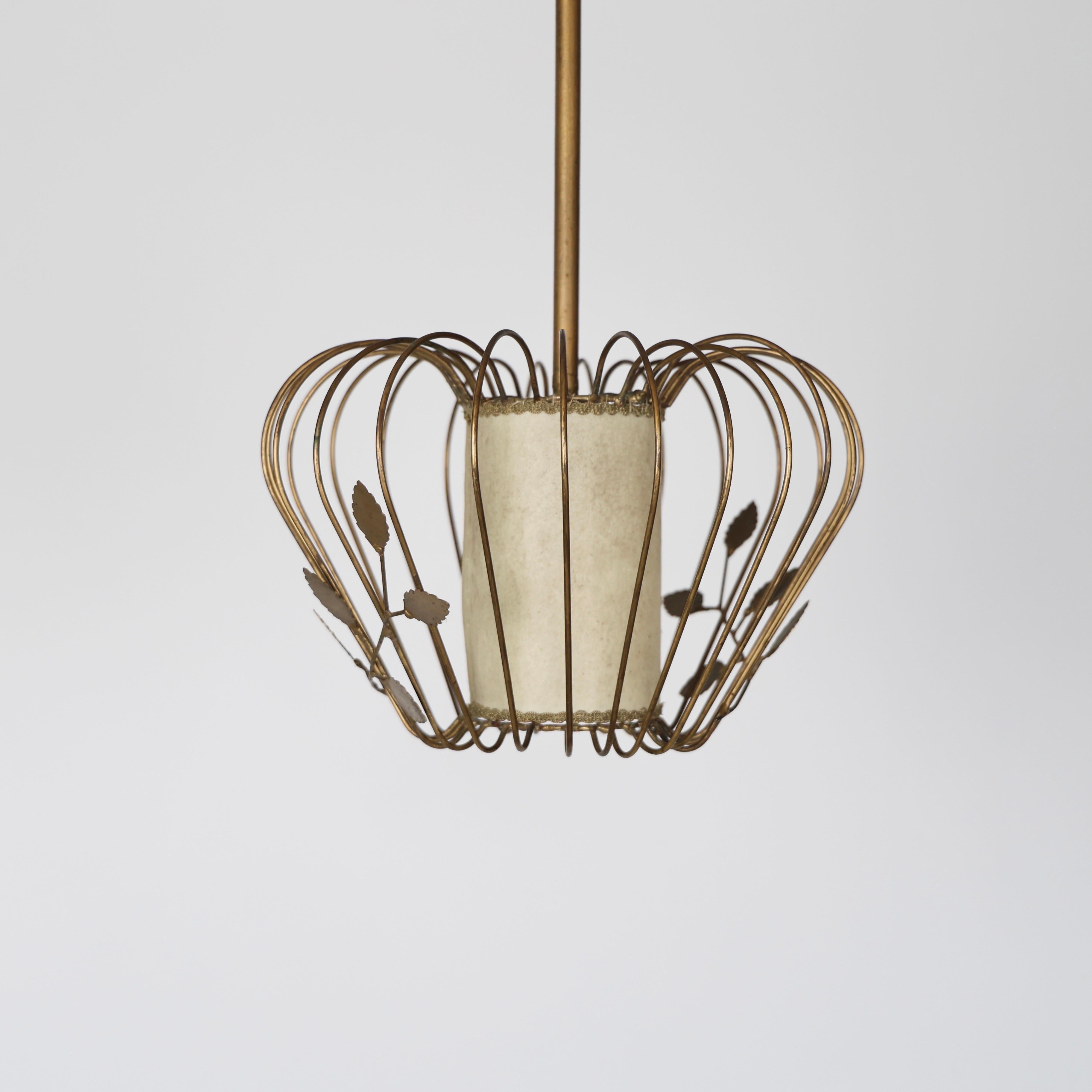 Ciondolo in ottone in stile Swedish Grace Hans Bergstrom con decorazione a foglie, anni '30, Svezia in vendita 4
