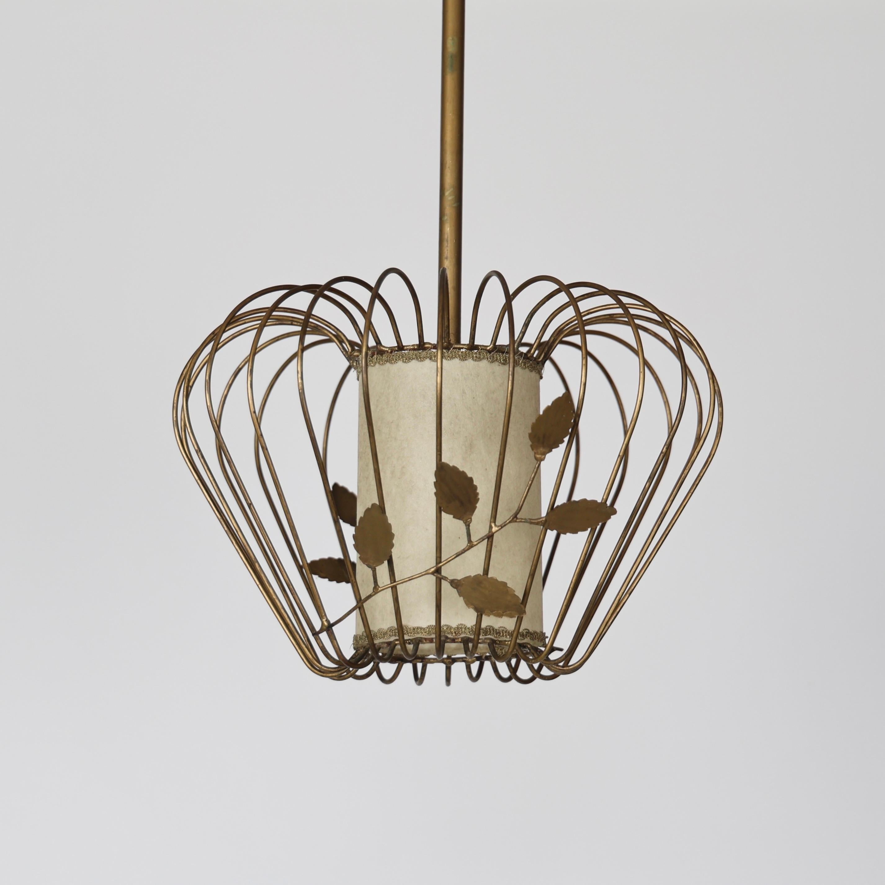 Delicata lampada a sospensione svedese Grace con gabbia in filo d'ottone con decorazione a foglie e paralume interno in carta attribuita a Hans Bergstrøm, anni '30.

* Luce a sospensione con gabbia affusolata in filo metallico con decorazione a