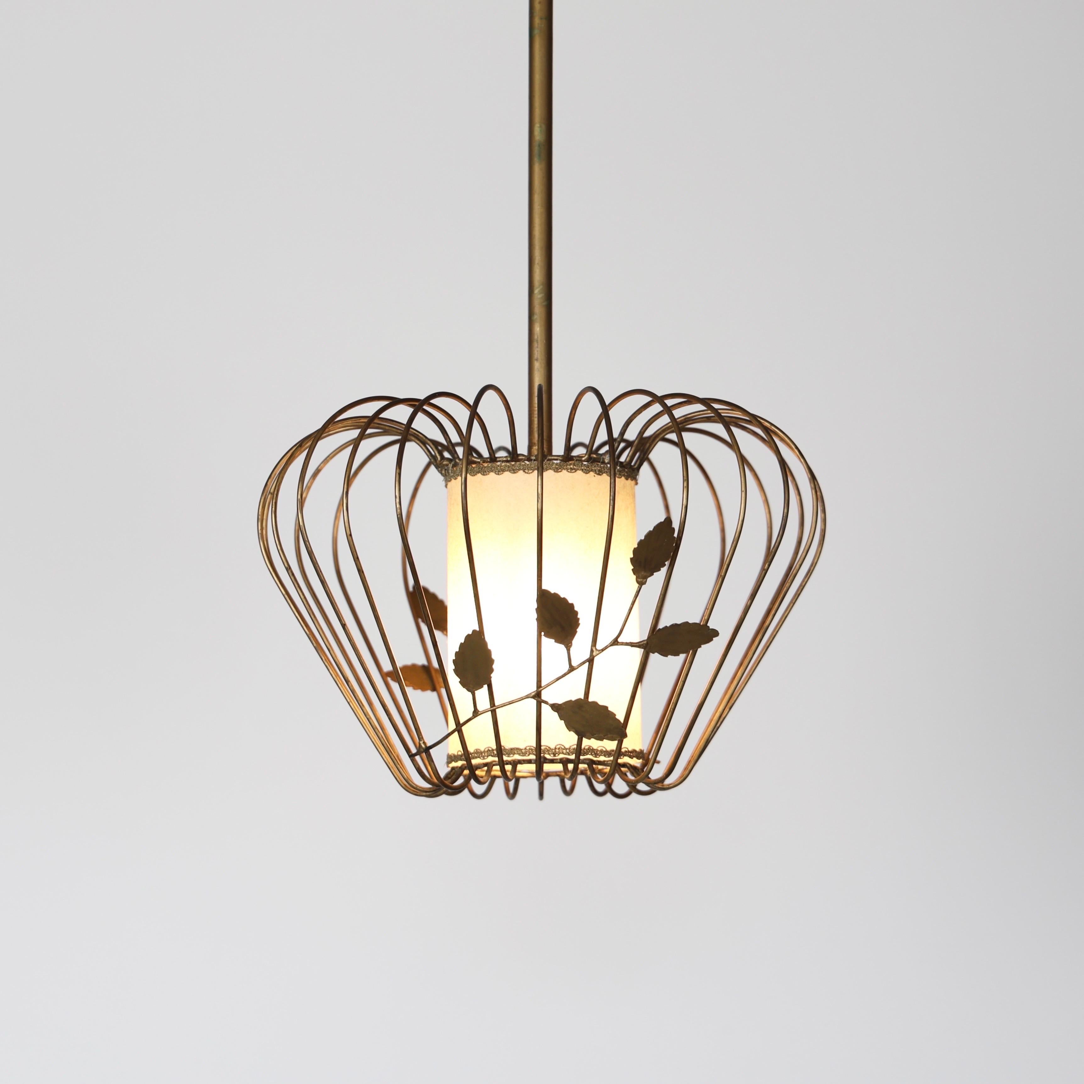Art Nouveau Ciondolo in ottone in stile Swedish Grace Hans Bergstrom con decorazione a foglie, anni '30, Svezia in vendita