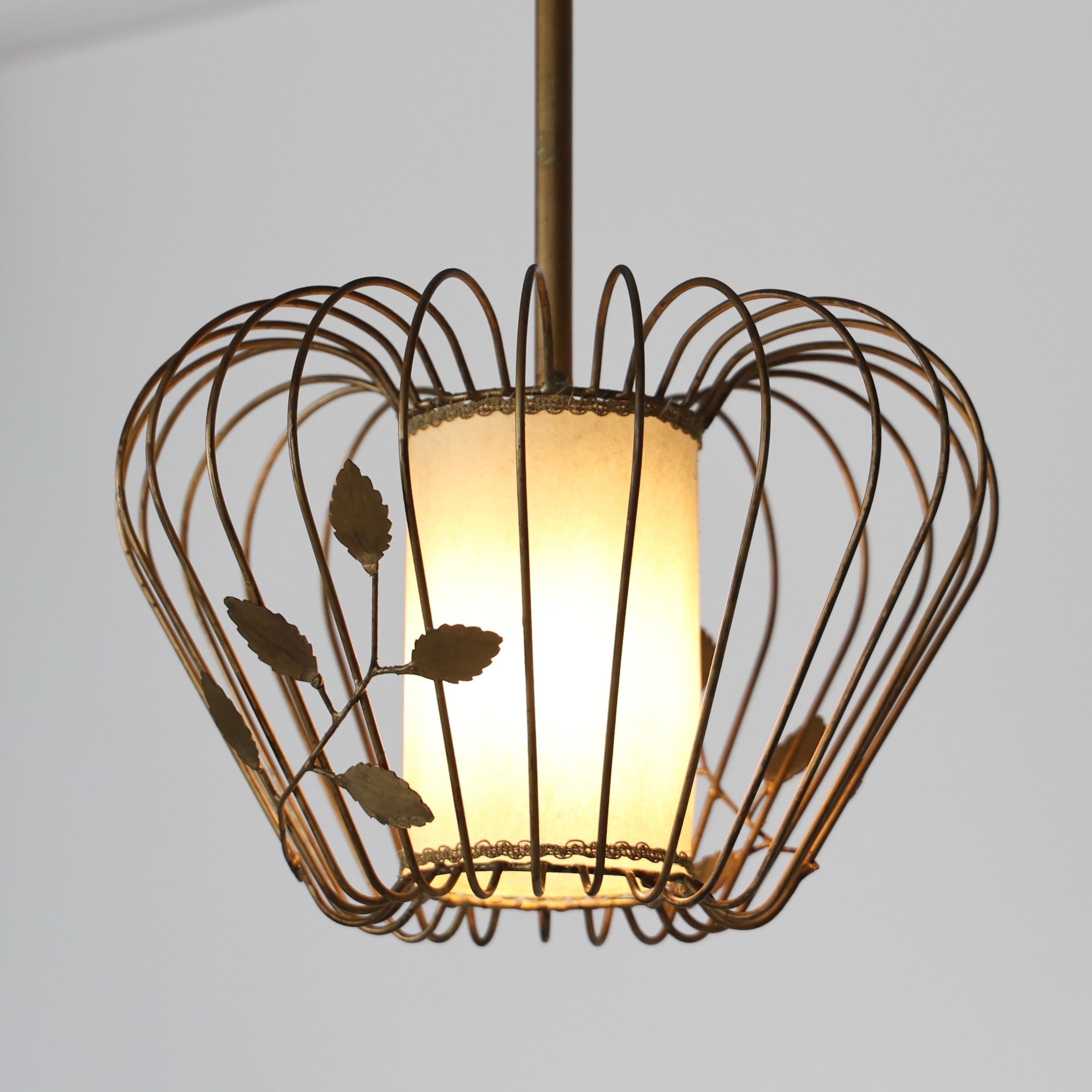 Metà XX secolo Ciondolo in ottone in stile Swedish Grace Hans Bergstrom con decorazione a foglie, anni '30, Svezia in vendita