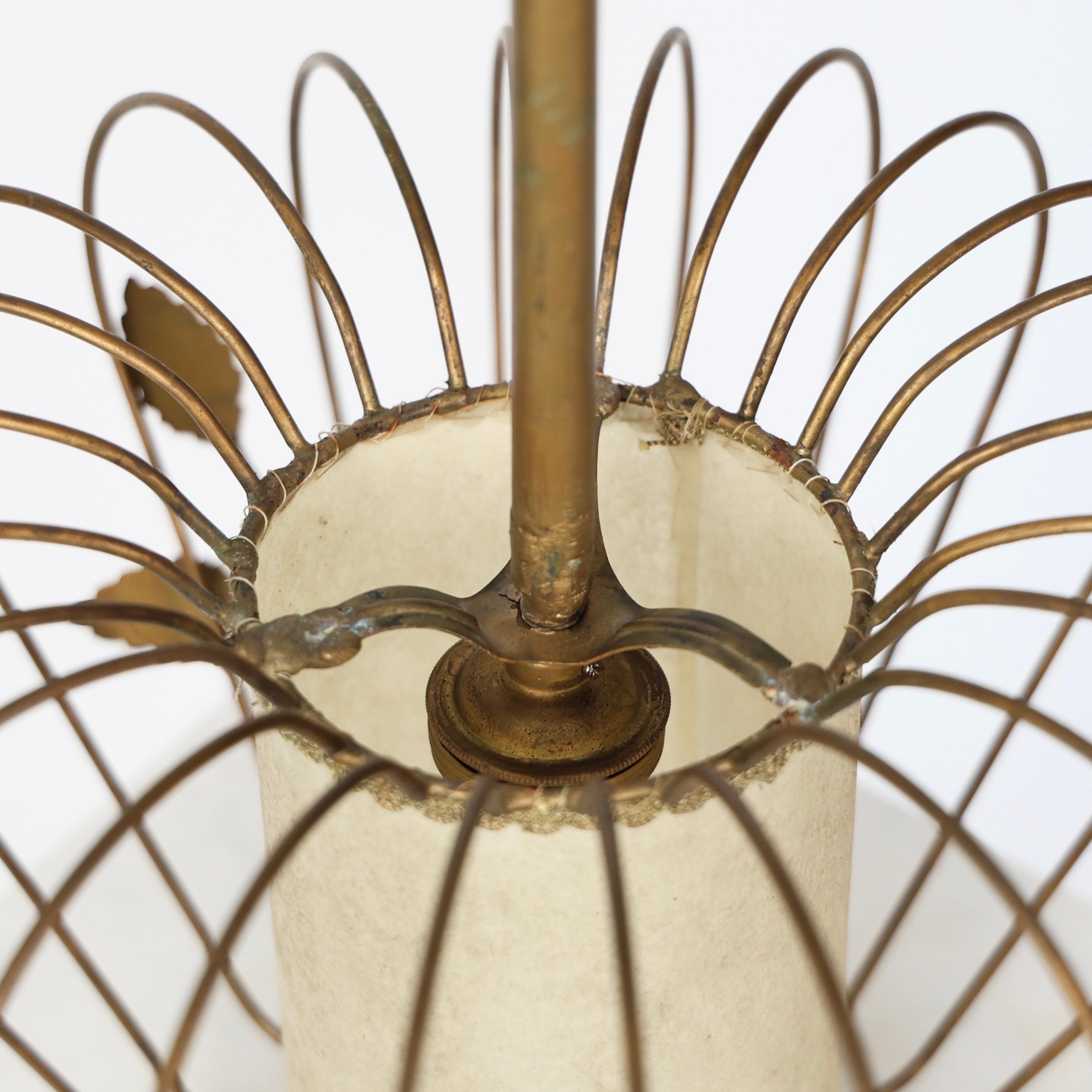 Ciondolo in ottone in stile Swedish Grace Hans Bergstrom con decorazione a foglie, anni '30, Svezia in vendita 1