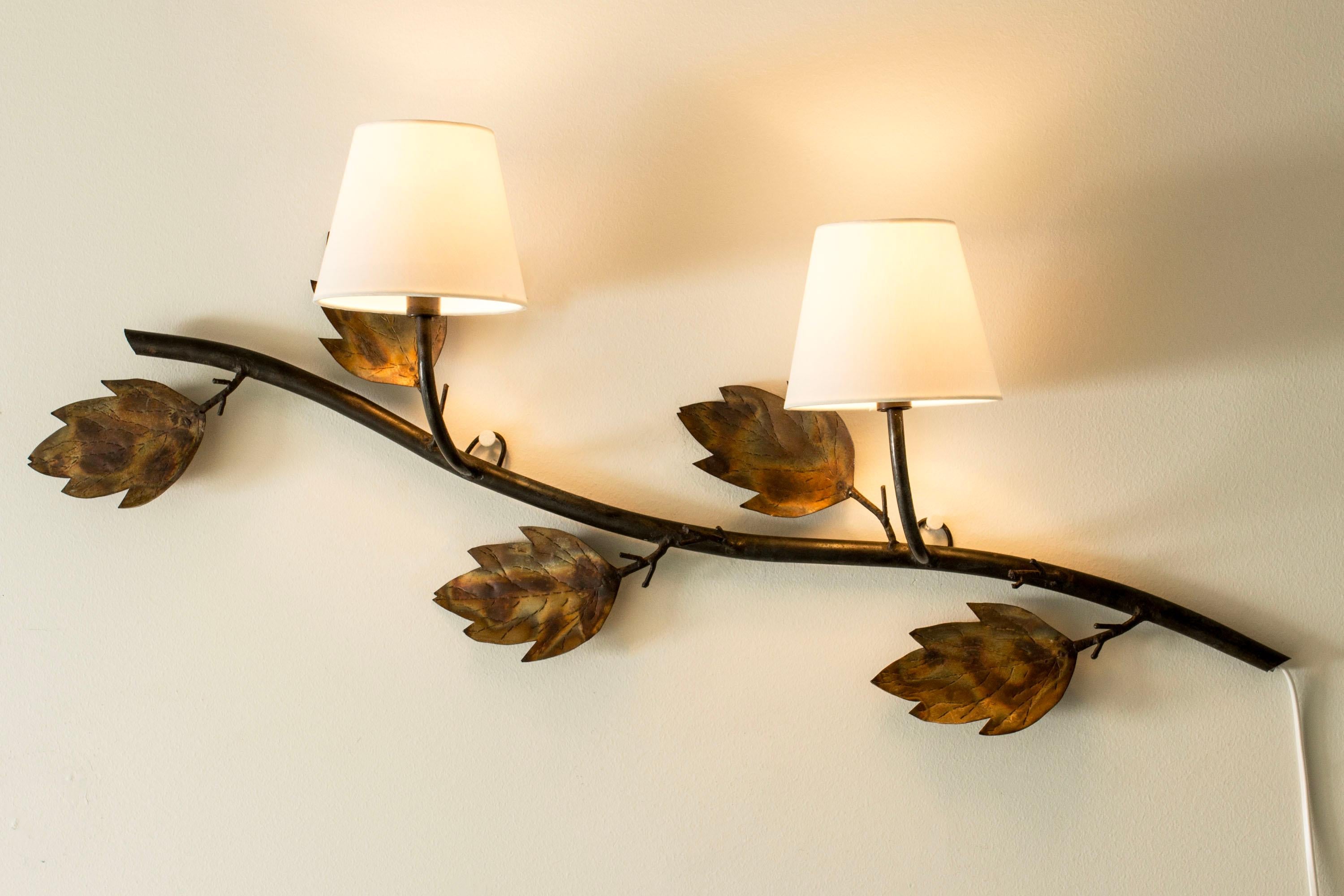Graziosa applique realizzata in ottone con patina scura. Disegno molto decorativo e grazioso di un ramo con foglie realistiche complete di venature.