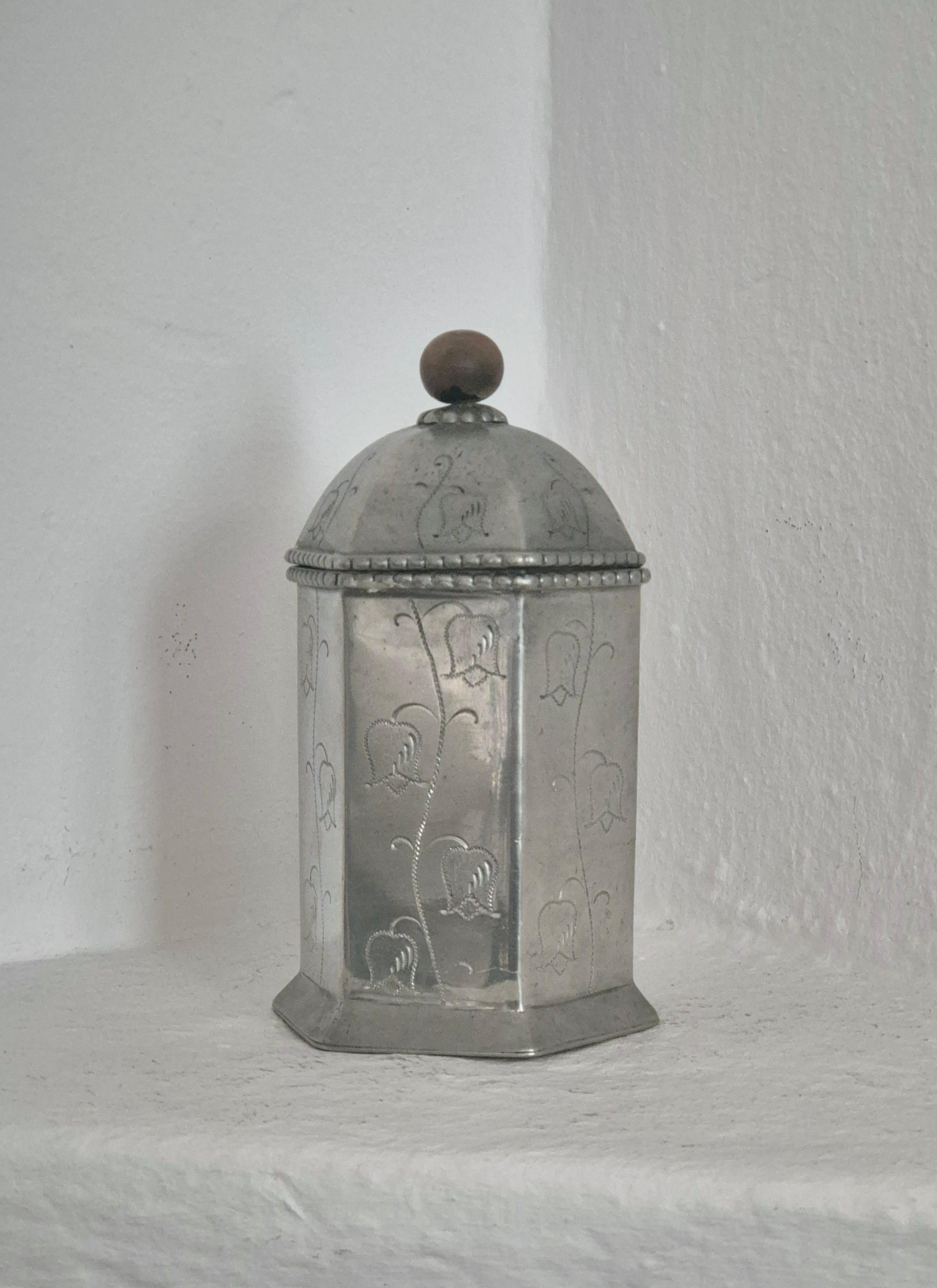 Swedish Grace, Lid box in pewter with beautiful flower decor. 4