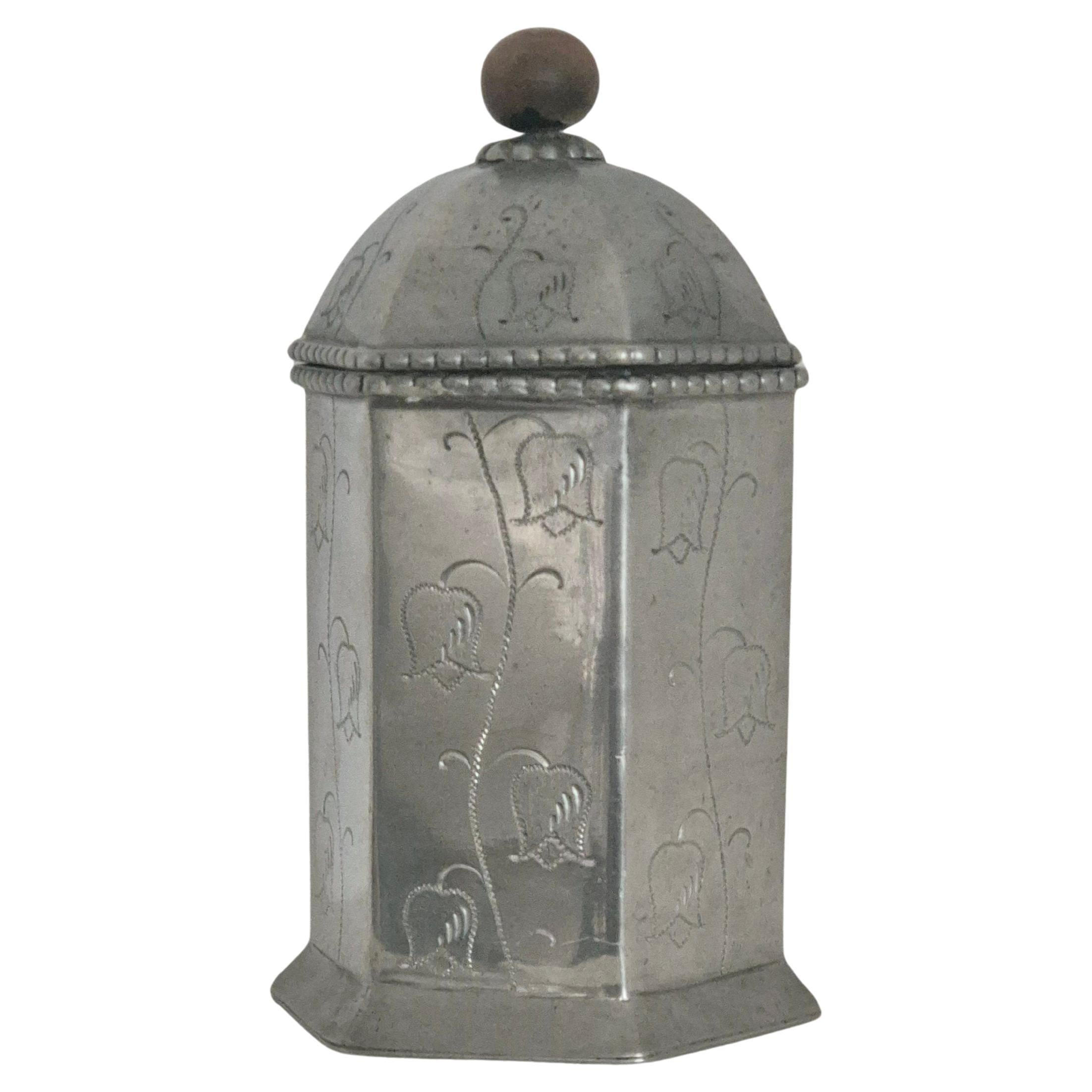 A rare lid box by Svenskt Konst Tenn, Swedish Grace 1920/30s. Beautiful decor of flowers and lid top of walnut. 

