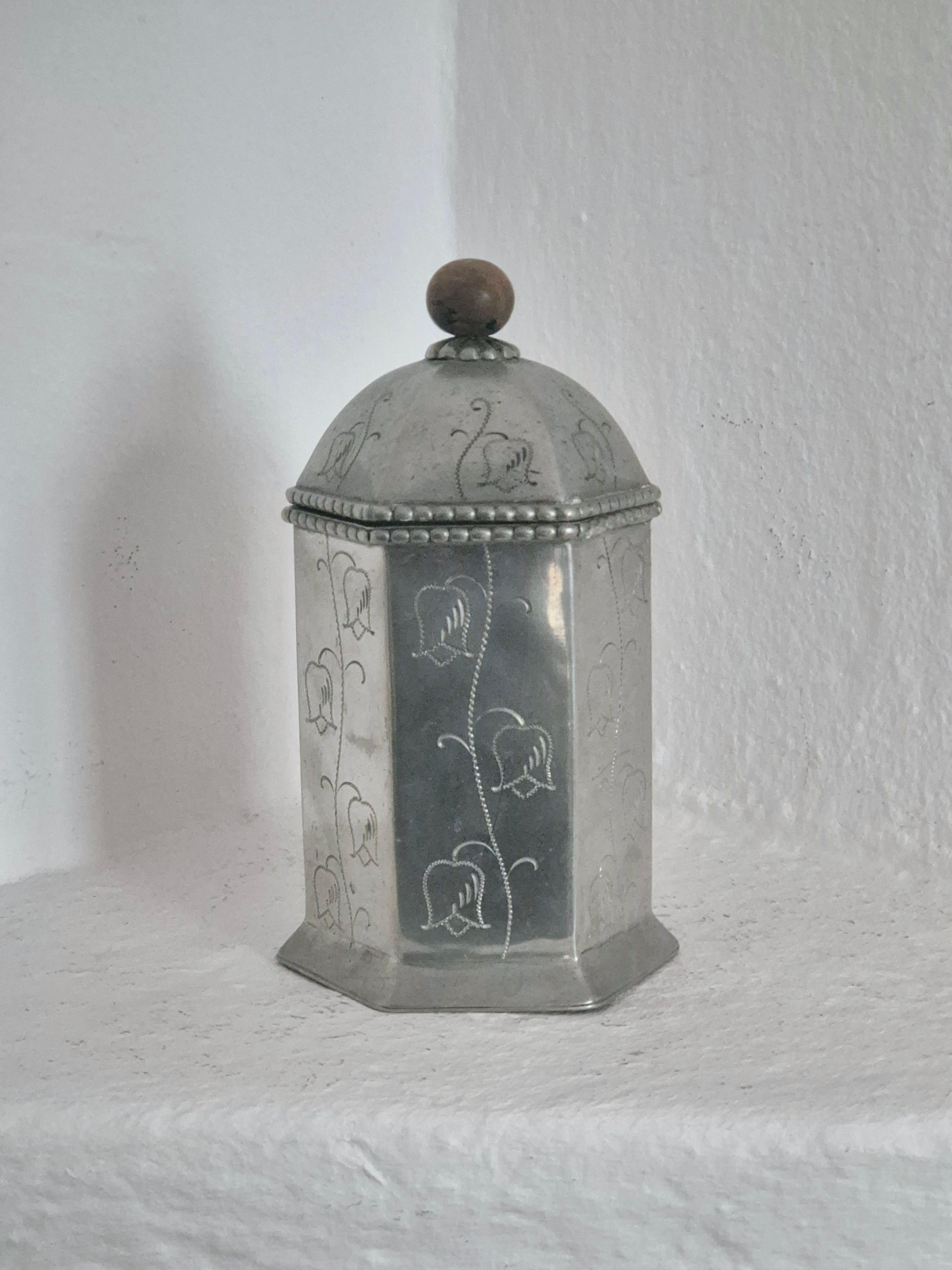 Swedish Grace, Lid box in pewter with beautiful flower decor. In Fair Condition In Stockholm, SE