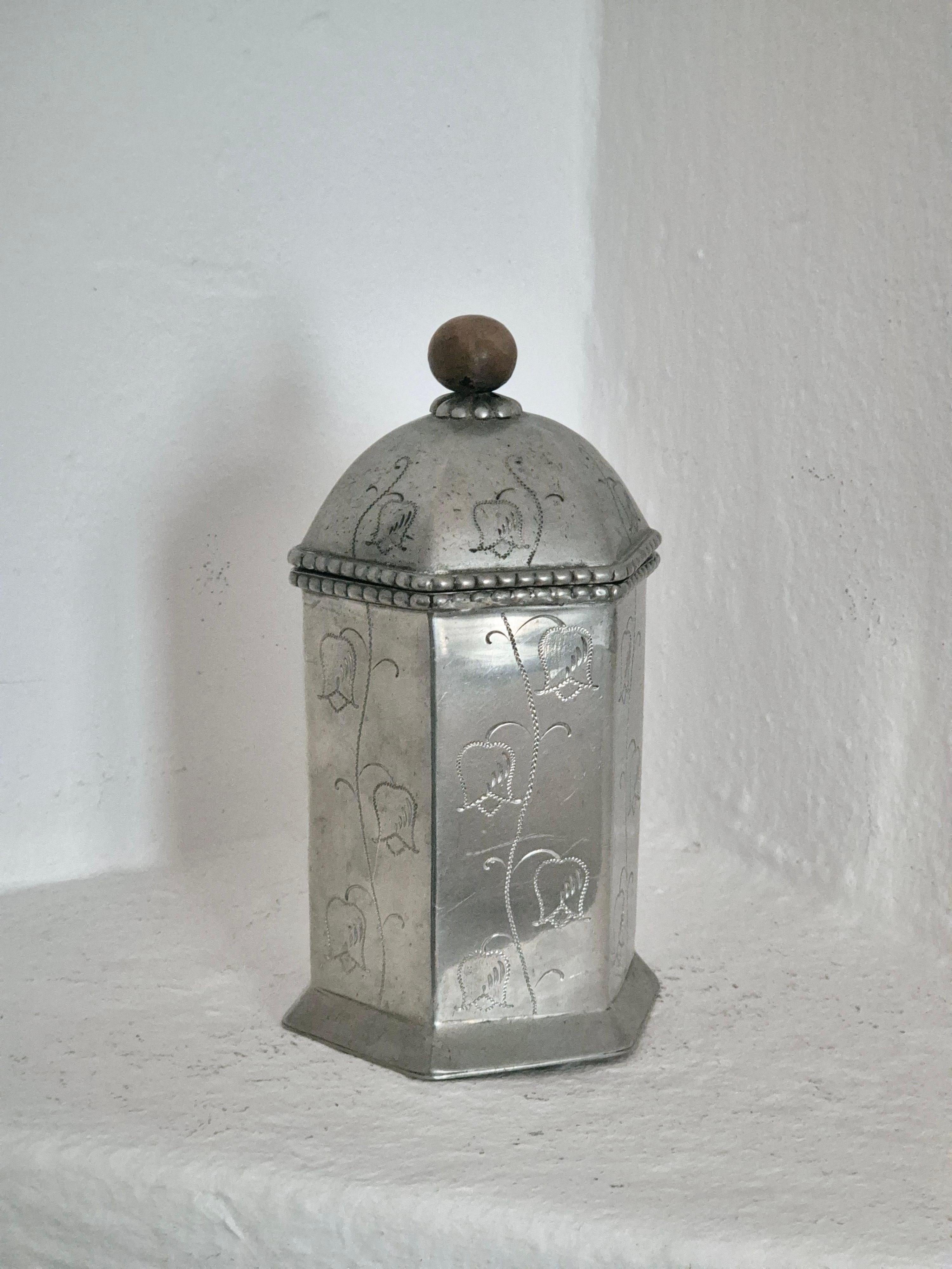 Early 20th Century Swedish Grace, Lid box in pewter with beautiful flower decor.