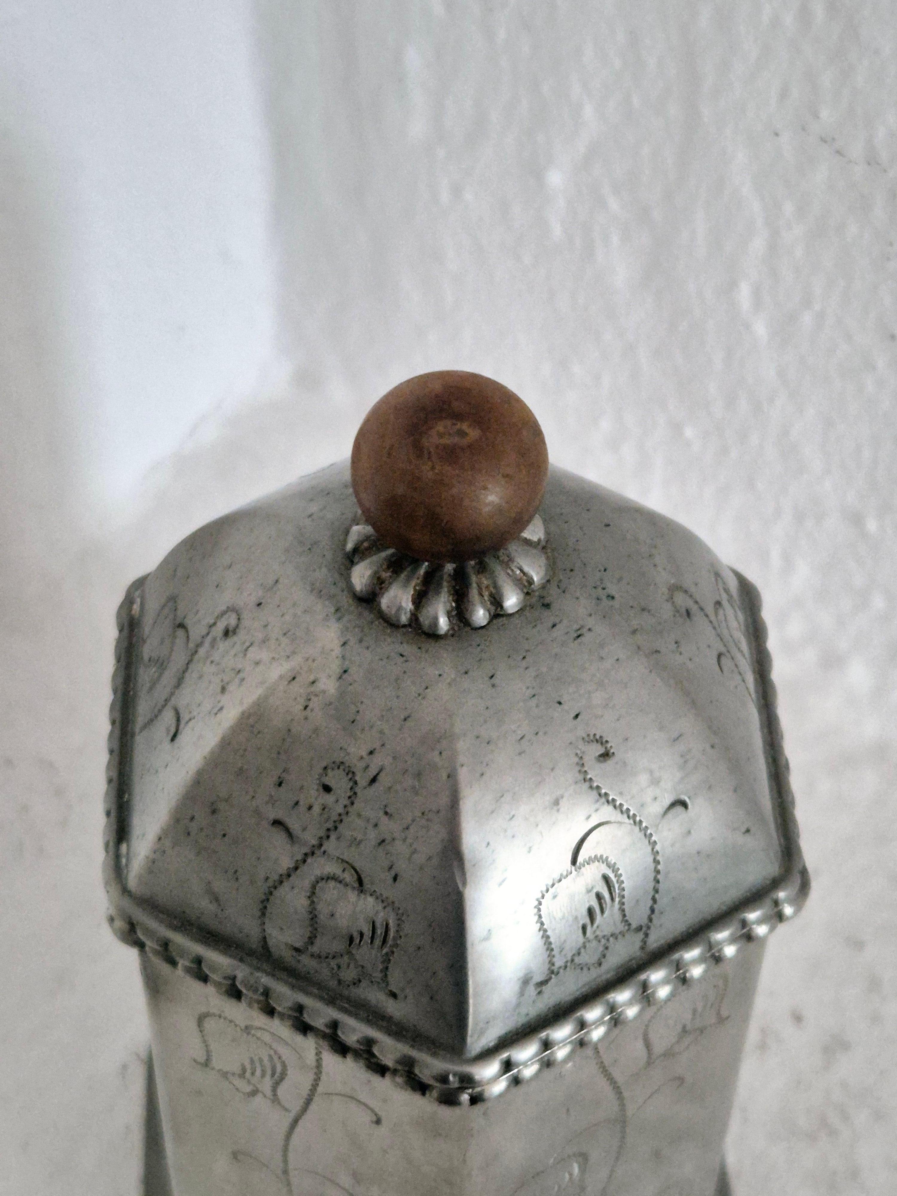 Swedish Grace, Lid box in pewter with beautiful flower decor. 2