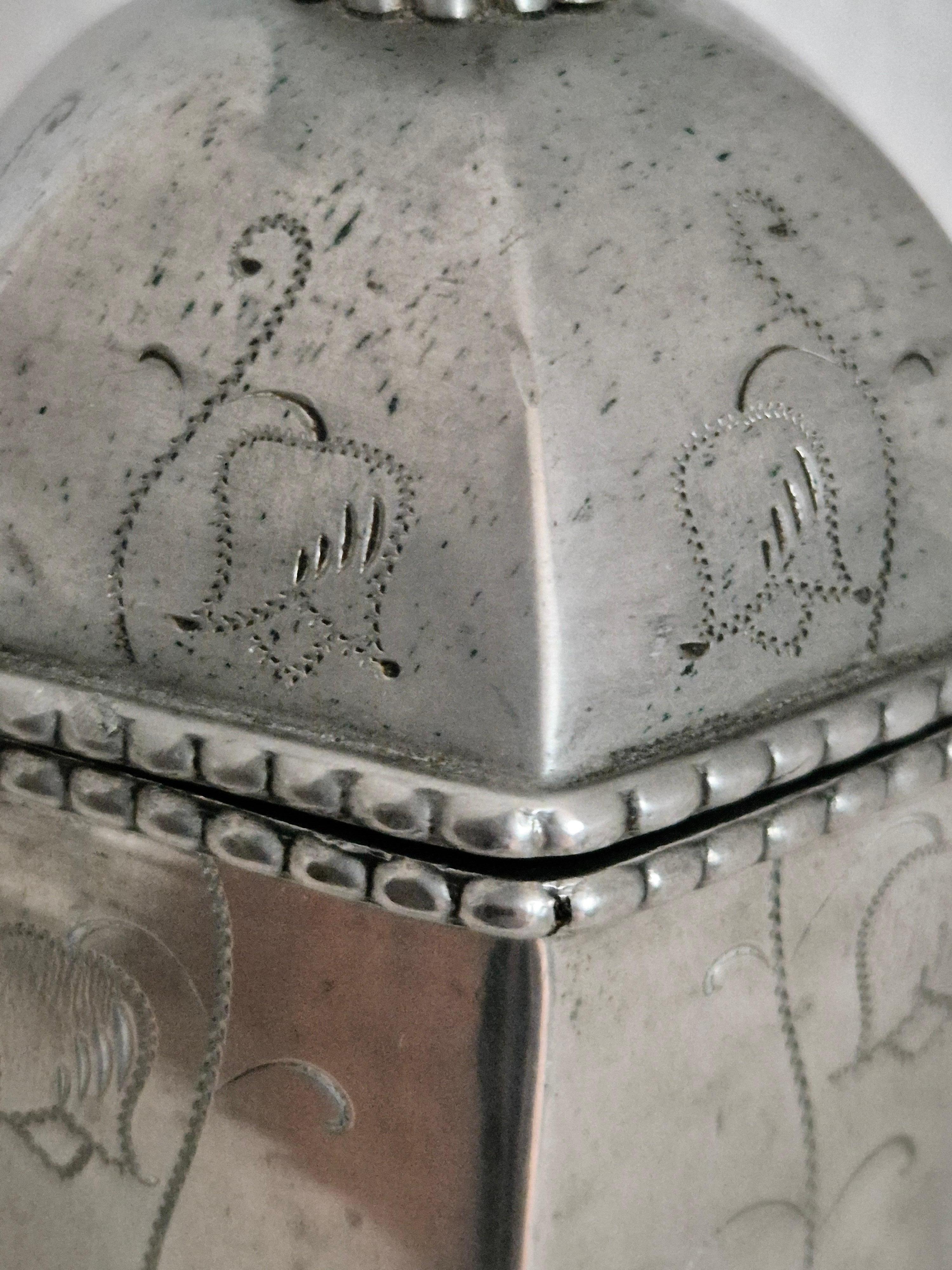 Swedish Grace, Lid box in pewter with beautiful flower decor. 3