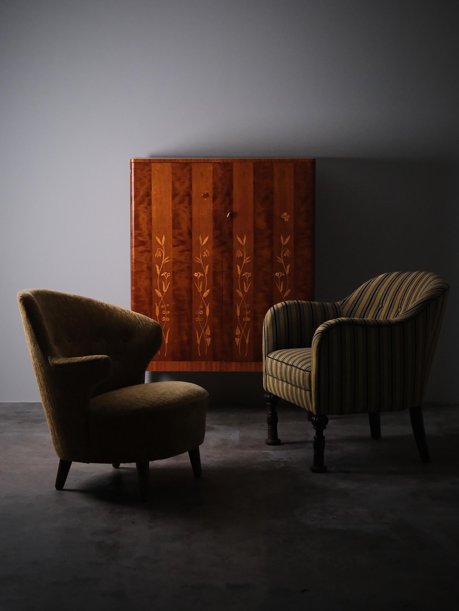 Un fauteuil élégant dans le style suédois raffiné de Grace, designer inconnu. La chaise présente une silhouette gracieuse avec des pieds en bois magnifiquement tournés qui ajoutent une touche de sophistication et d'artisanat.

Rembourré dans son