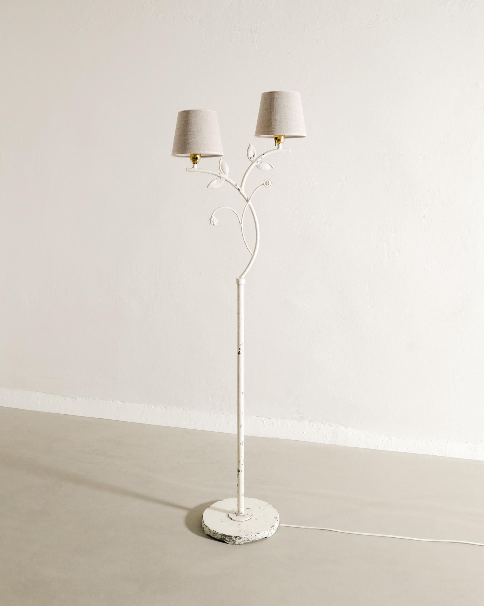 Very rare Swedish mid century floor lamp in white painted metal and brass produced by Bjerkås Armatur in Sweden, 1940s. In good vintage condition. 

Dimensions: H: 145 cm / 57
