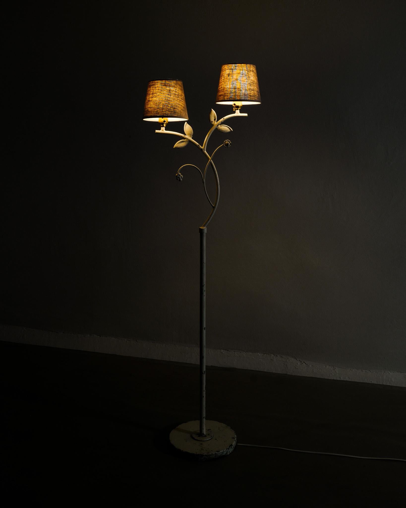 Swedish Grace Mid Century Floor Lamp in Metal & Brass Produced by Bjerkås, 1940s For Sale 1