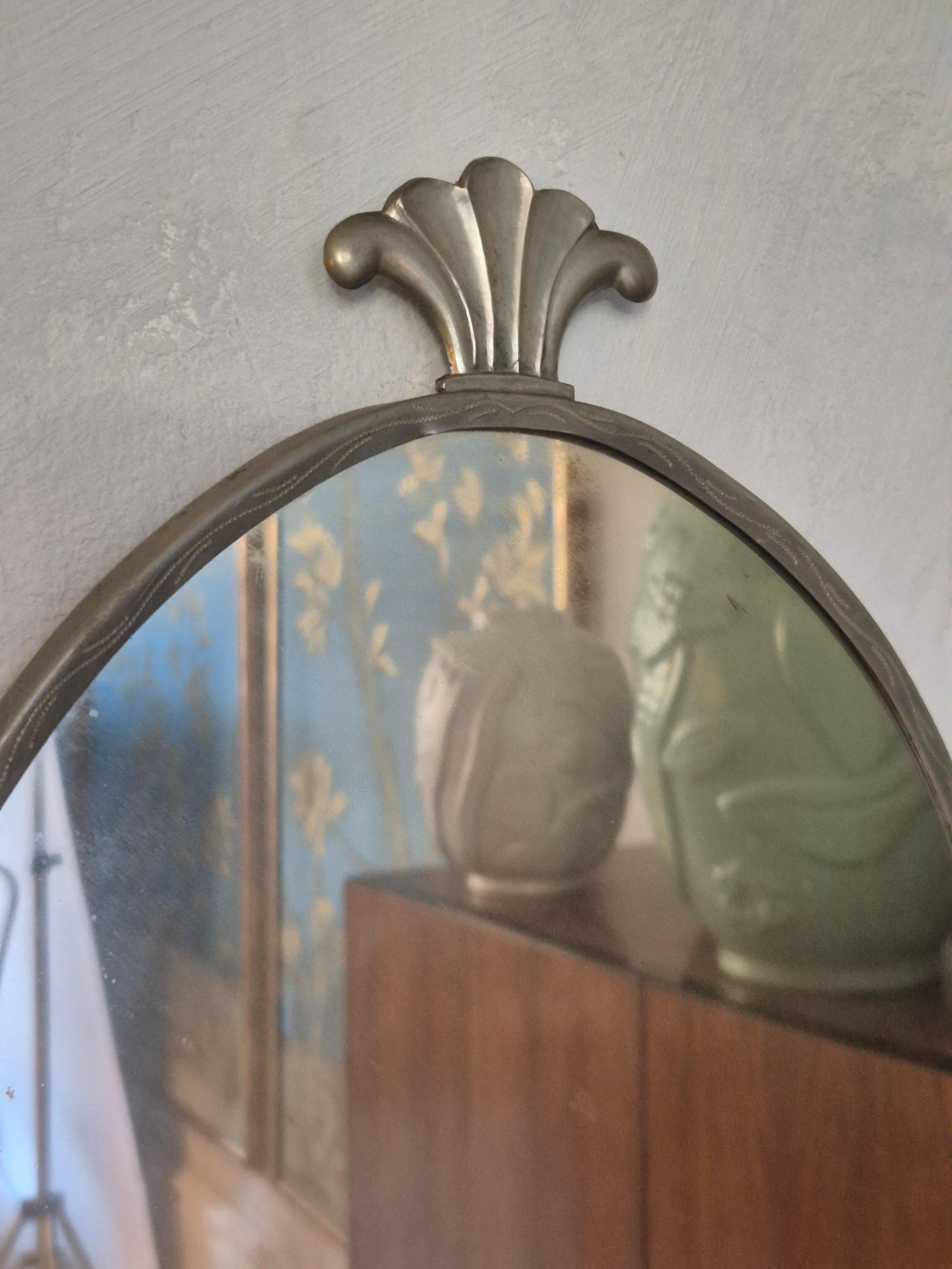 Schwedischer Grace Spiegel aus Zinn, exquisit und stilvoll. 1920/30er Jahre Schwedisches Art Deco im Zustand „Relativ gut“ in Stockholm, SE