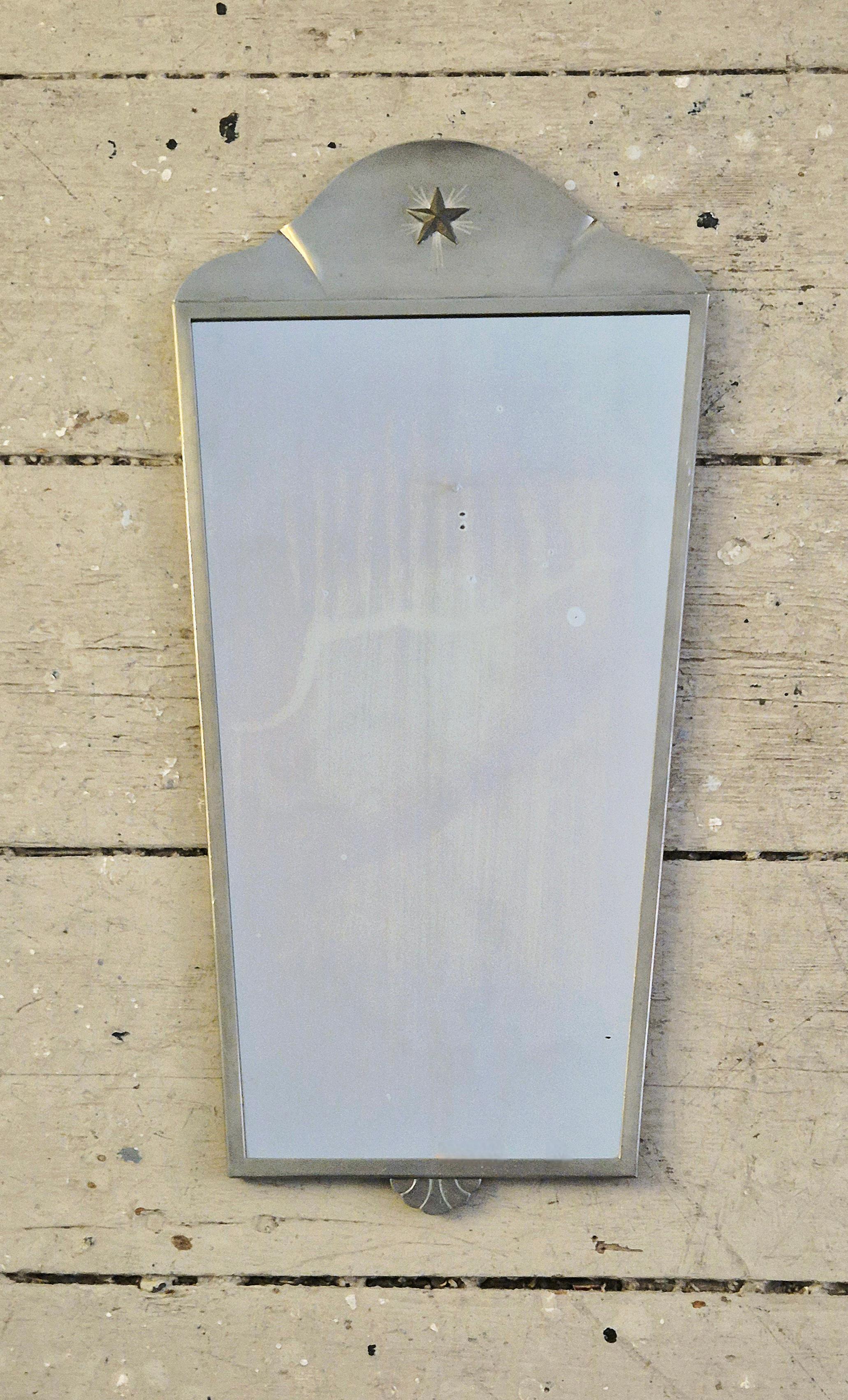 Espejo Grace sueco de peltre con decoración de estrella de latón, Guldsmedsaktiebolaget/GAB. en Bueno estado para la venta en Stockholm, SE