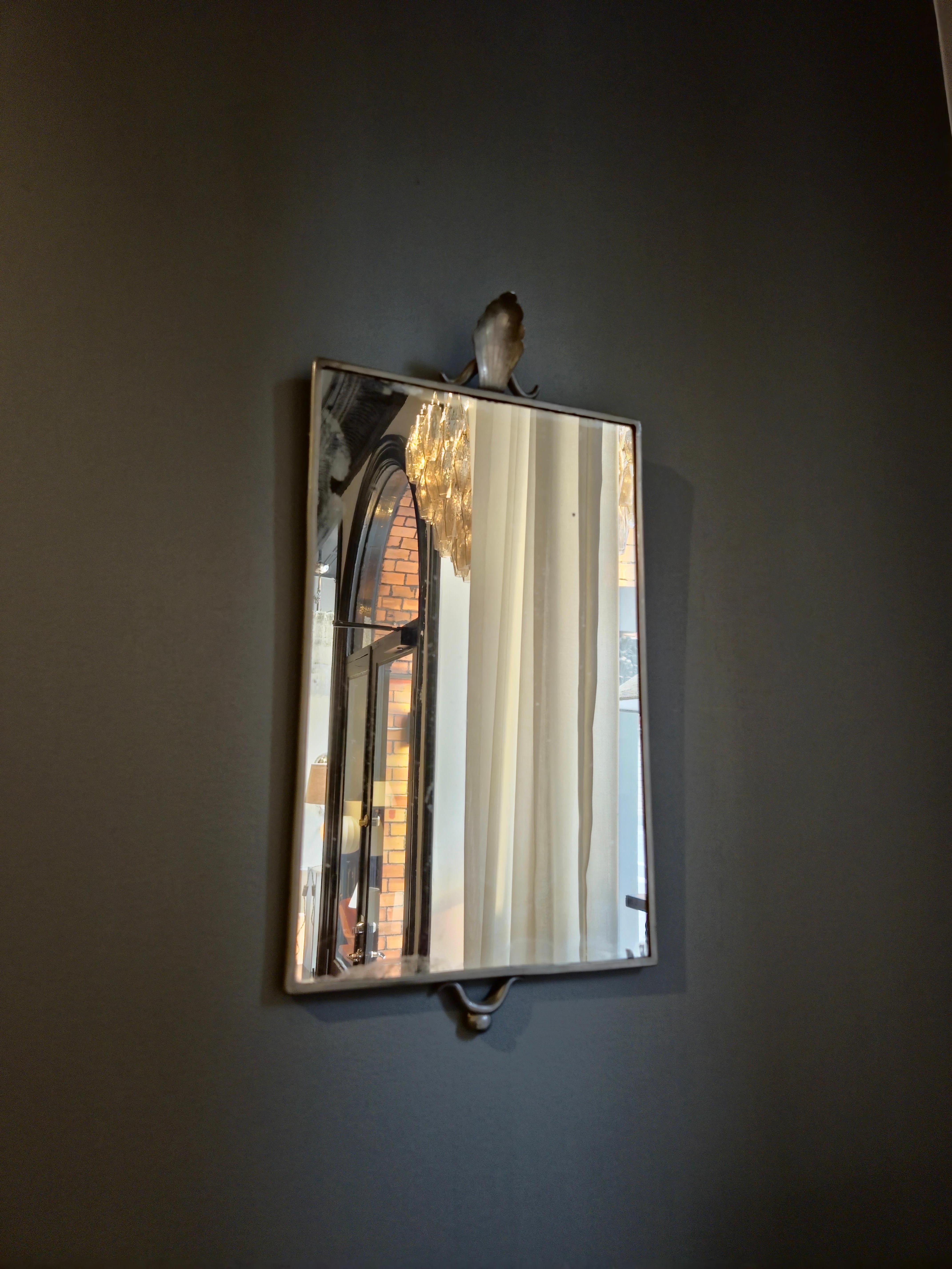 Specchio decorativo e da collezione Swedish Grace con cornice in peltro di Nils Fougstedt per Firma Svenskt Tenn. L'archivio Firma Svenskt Tenn ha confermato che questo modello è simile all'A 120 del catalogo del 1925. 

Estrid Ericson ha fondato il