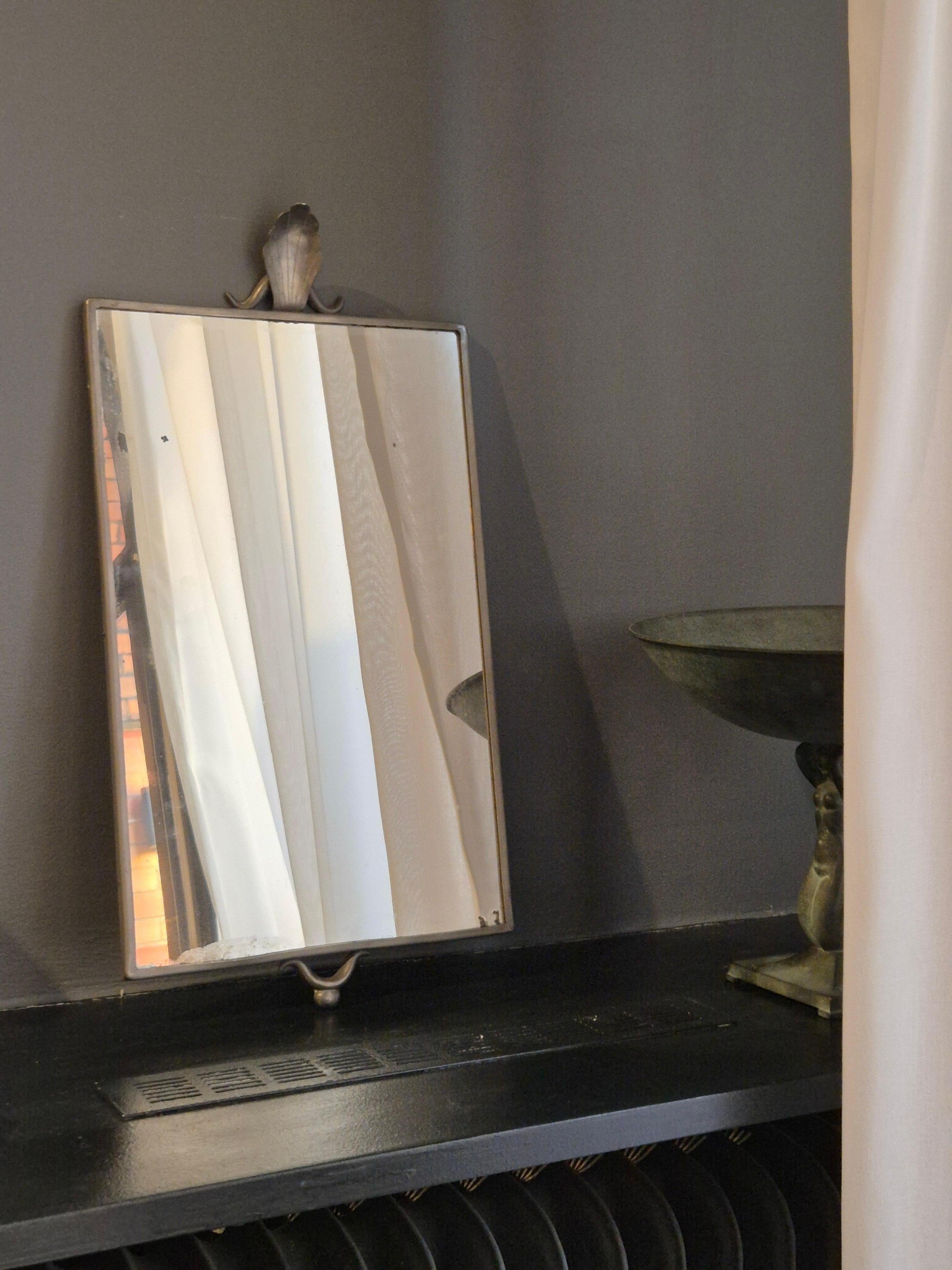 Inizio XX secolo Swedish Grace, specchio con cornice in peltro, Nils Fougstedt per Svenskt Tenn. in vendita