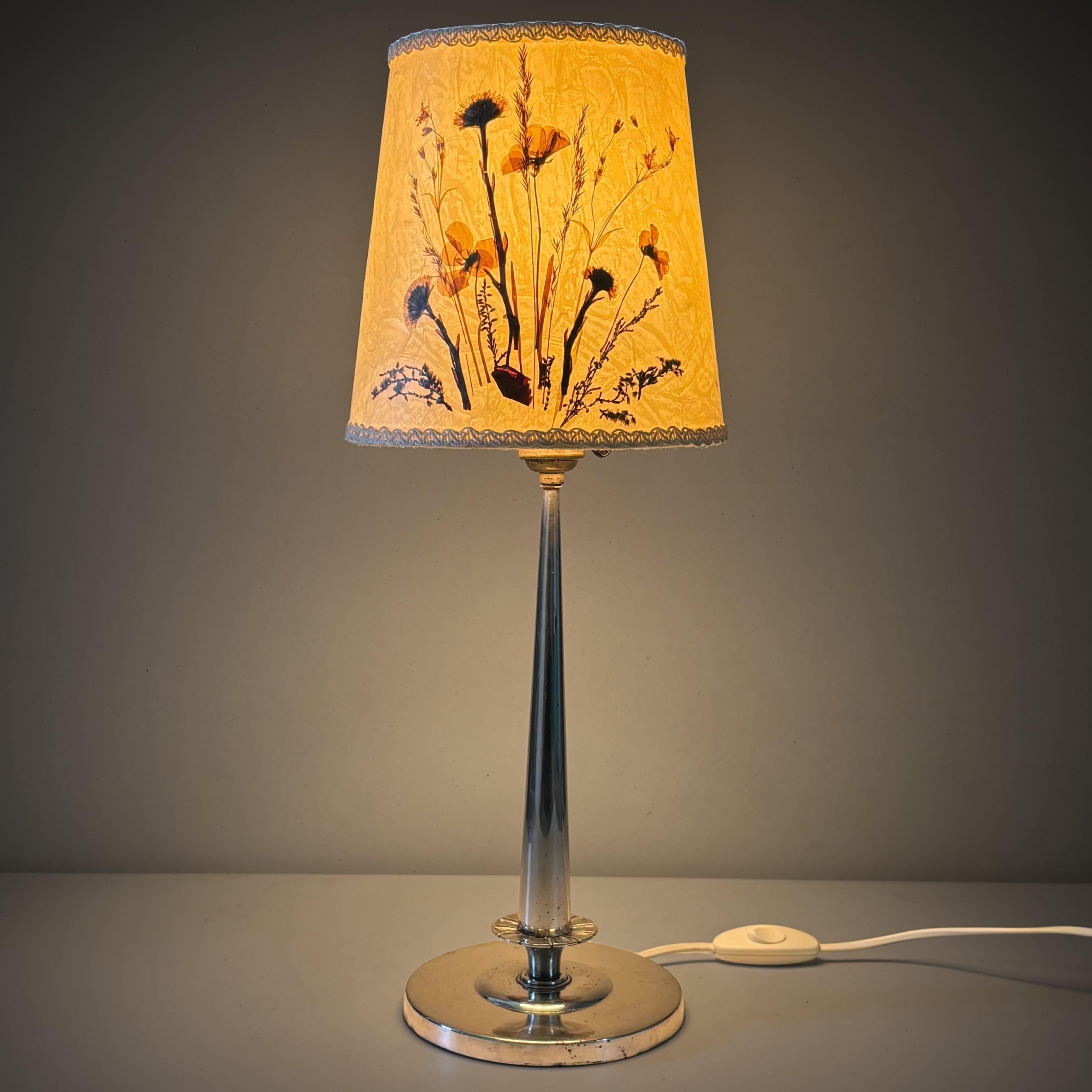 Schwedische Tischlampe Grace aus Neusilber, CG Hallberg, Stockholm, Schweden, 1920er Jahre (Neoklassisch) im Angebot