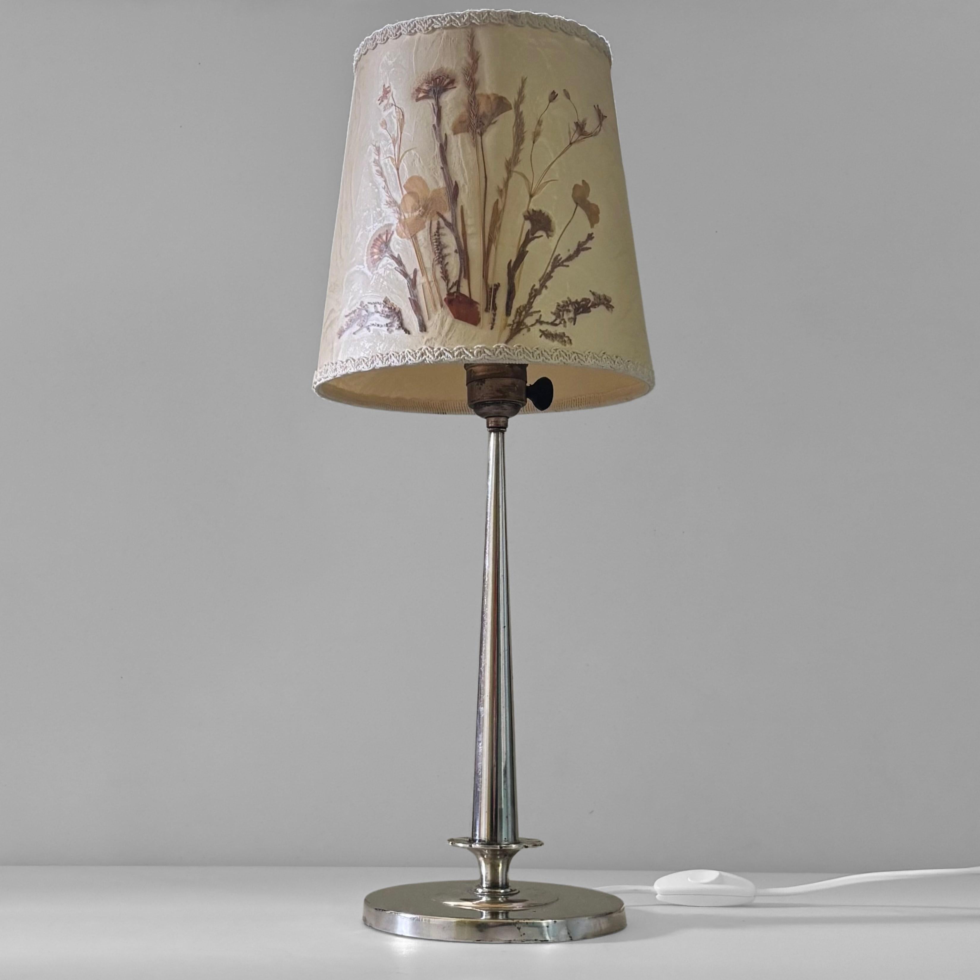 Schwedische Tischlampe Grace aus Neusilber, CG Hallberg, Stockholm, Schweden, 1920er Jahre im Zustand „Gut“ im Angebot in Forserum, SE
