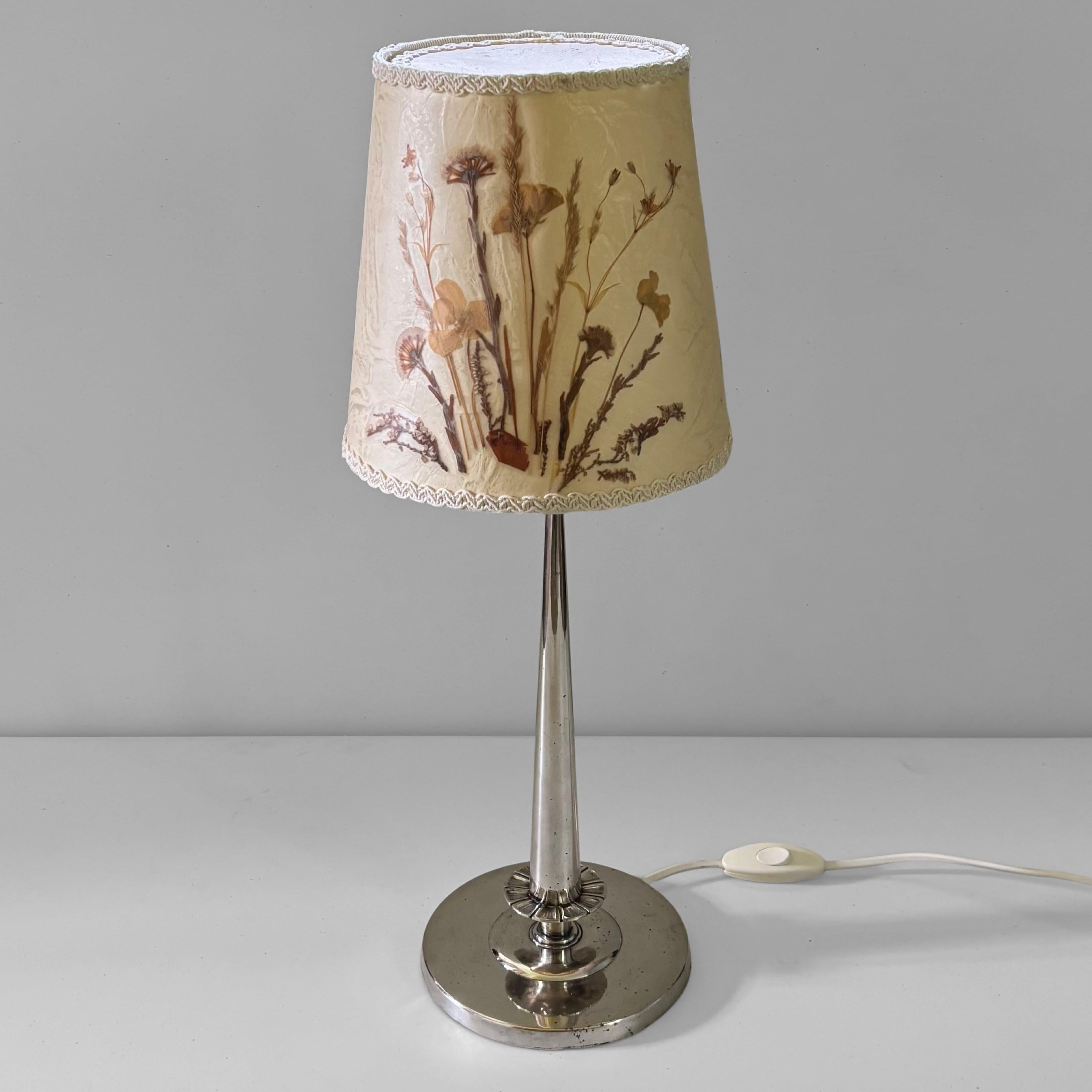 Schwedische Tischlampe Grace aus Neusilber, CG Hallberg, Stockholm, Schweden, 1920er Jahre (Frühes 20. Jahrhundert) im Angebot