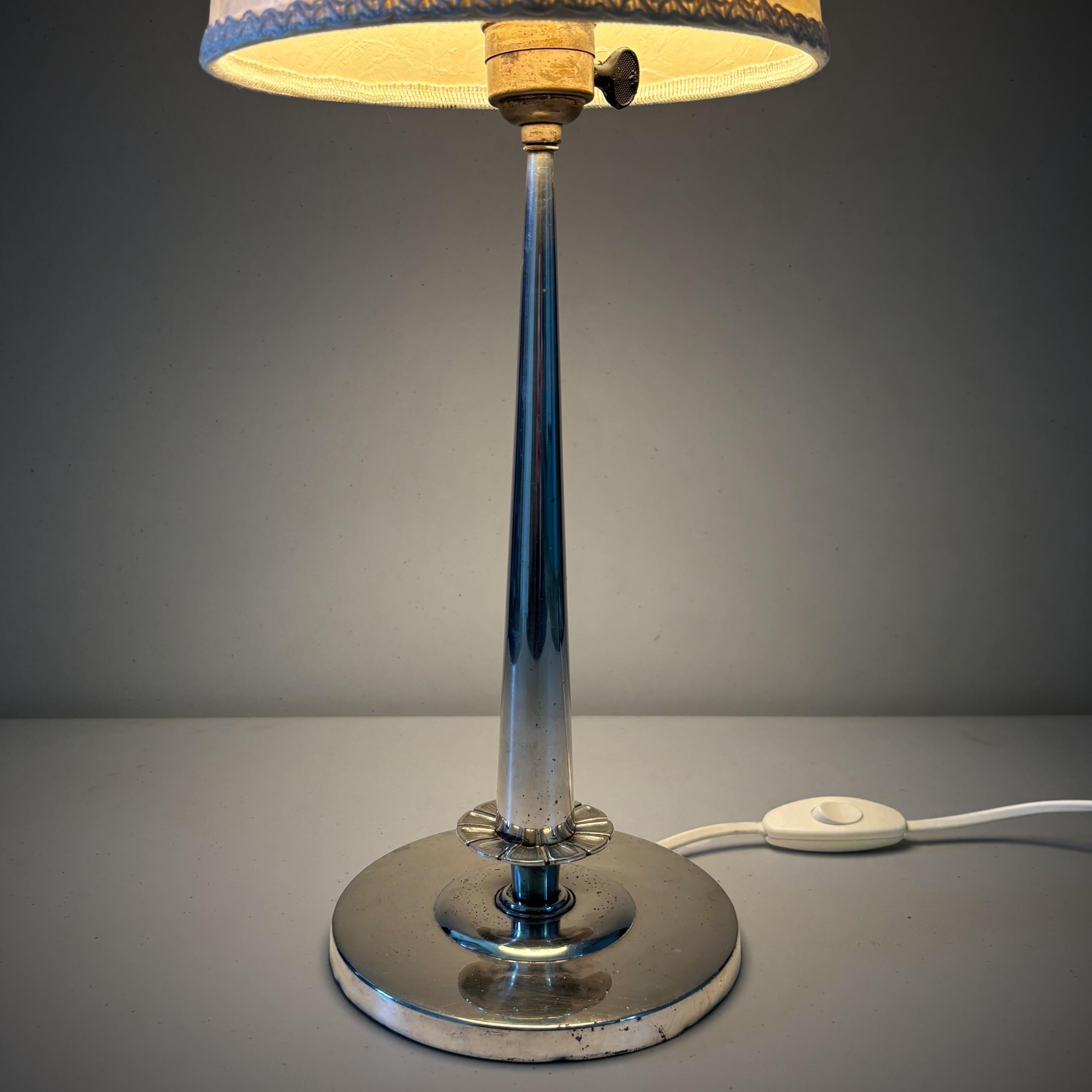 Schwedische Tischlampe Grace aus Neusilber, CG Hallberg, Stockholm, Schweden, 1920er Jahre (Versilberung) im Angebot