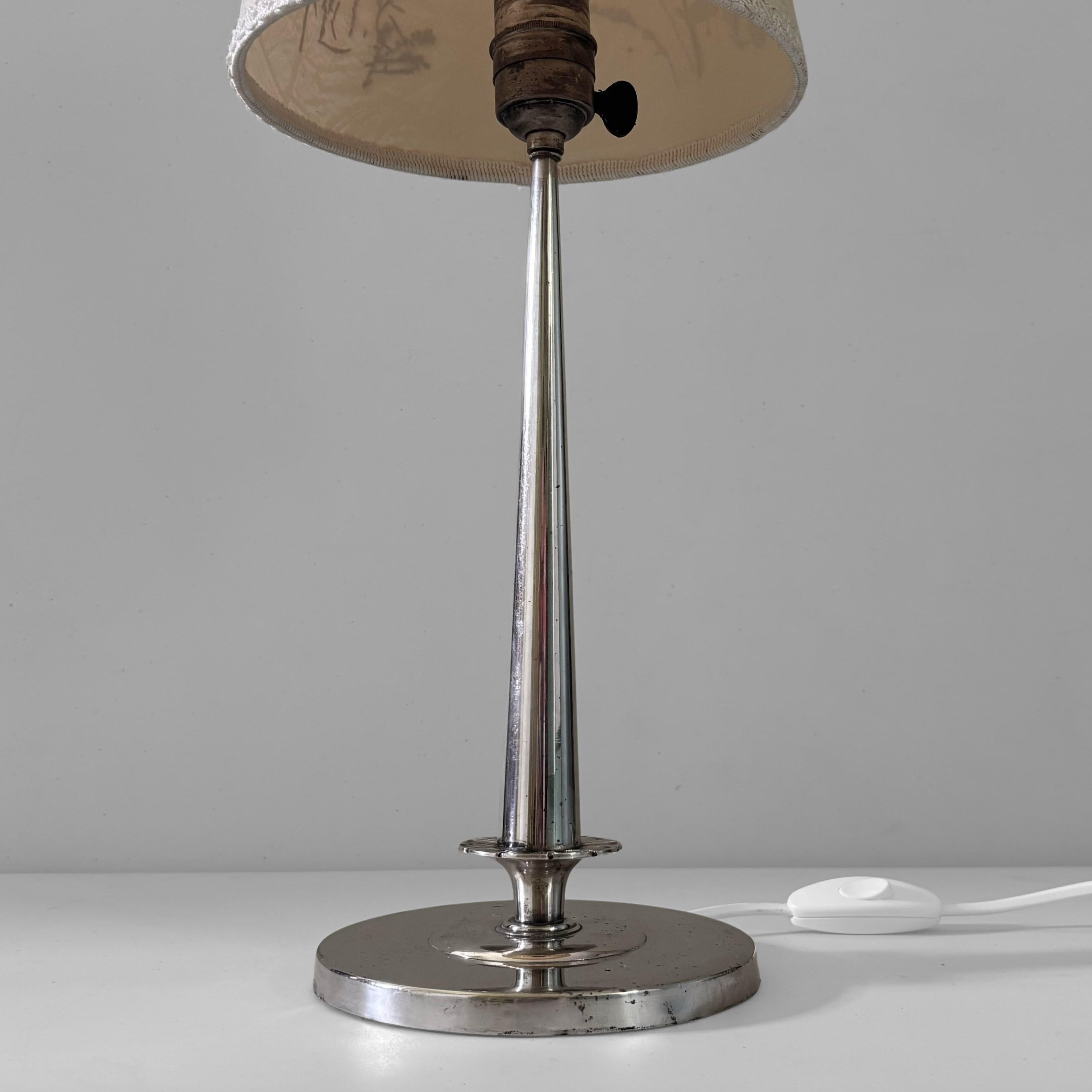 Schwedische Tischlampe Grace aus Neusilber, CG Hallberg, Stockholm, Schweden, 1920er Jahre im Angebot 1