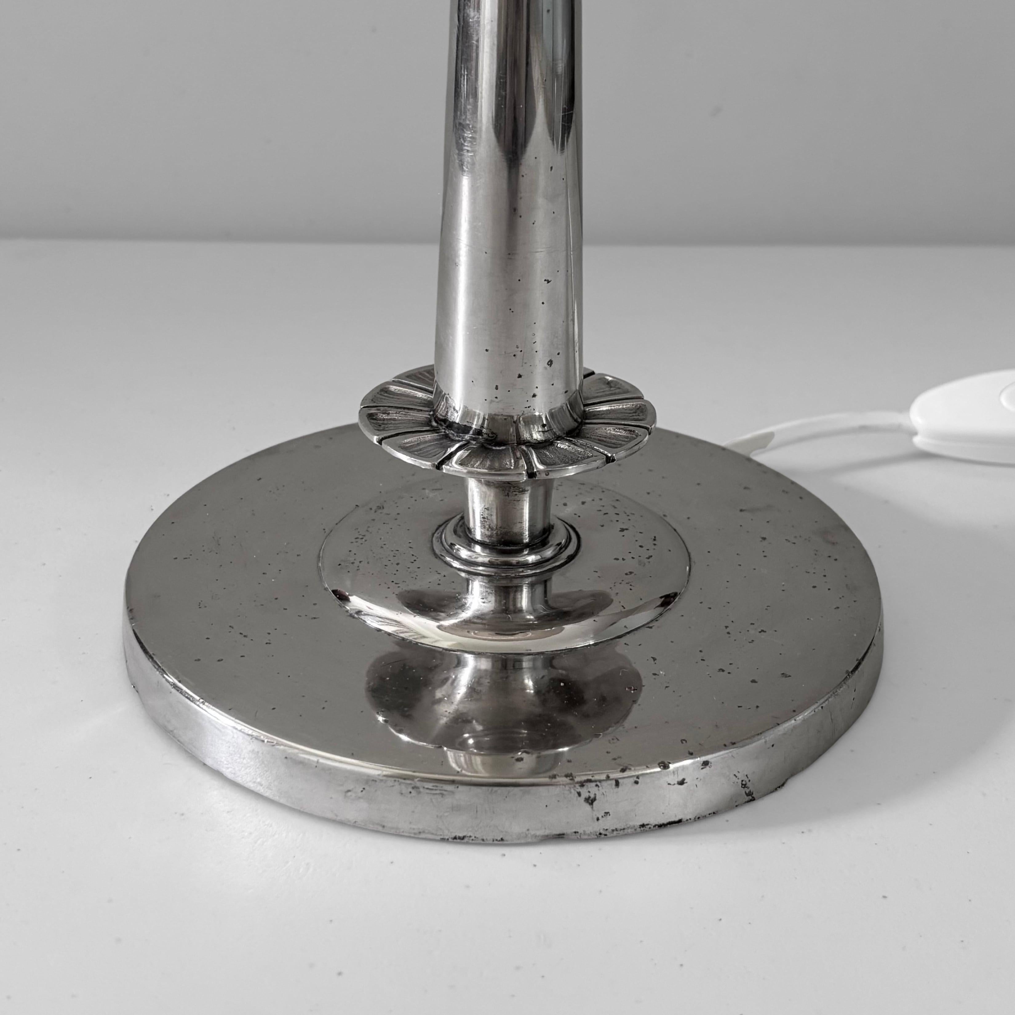 Schwedische Tischlampe Grace aus Neusilber, CG Hallberg, Stockholm, Schweden, 1920er Jahre im Angebot 2