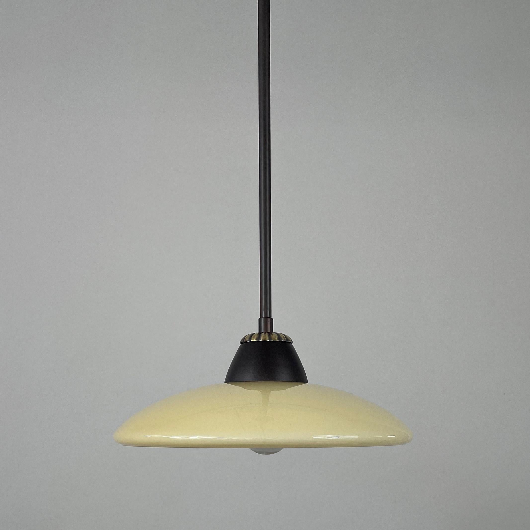 Svedese Ciondoli svedesi Grace in opalina e ottone bronzato, set di 3, anni '40 in vendita